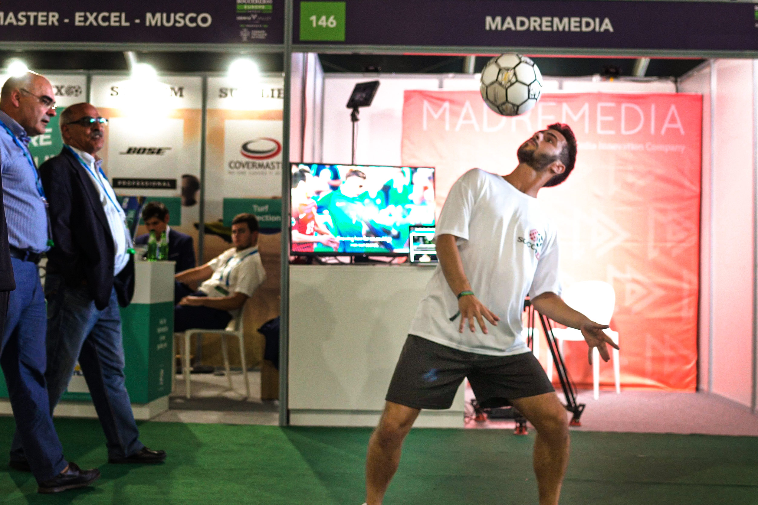 Fábio Simões, futebol freestyler. O “cromo” da bola que não marca golos, mas dá toques para todos os géneros e feitios