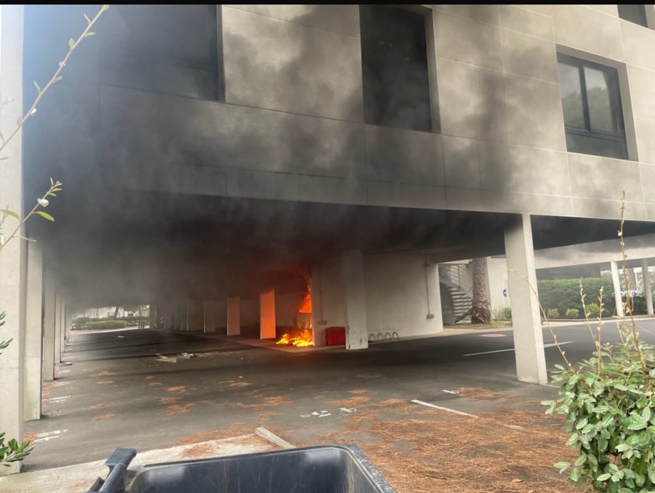 Explosão frente a uma sinagoga no sul de França incendeia viaturas