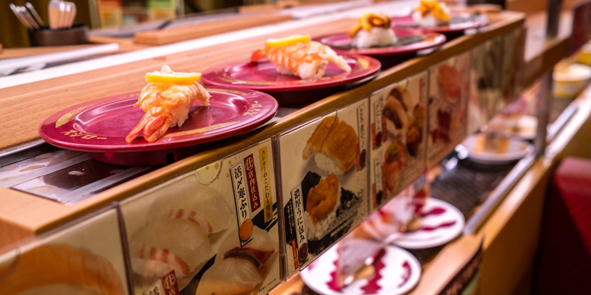 “Terrorismo do sushi”. Cadeia de restaurantes pede indemnização a jovem que lambeu garrafa de molho de soja