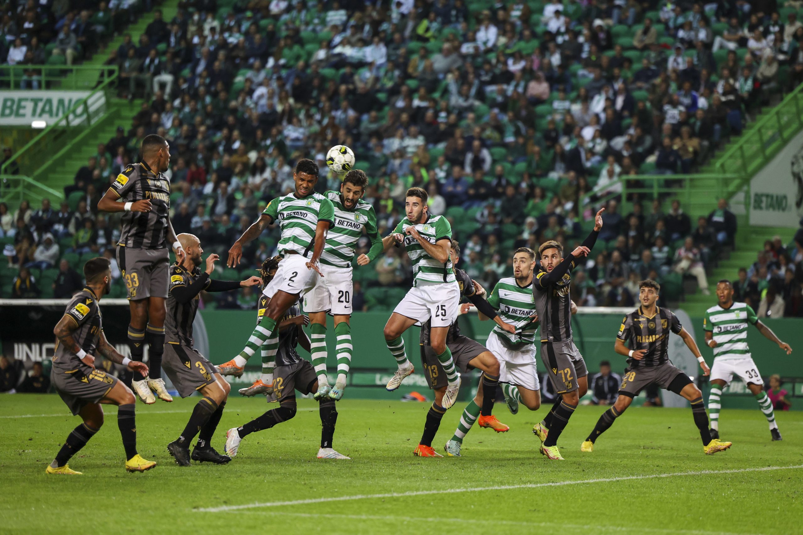 Sporting regressa aos triunfos e sobe de forma provisória ao quarto lugar