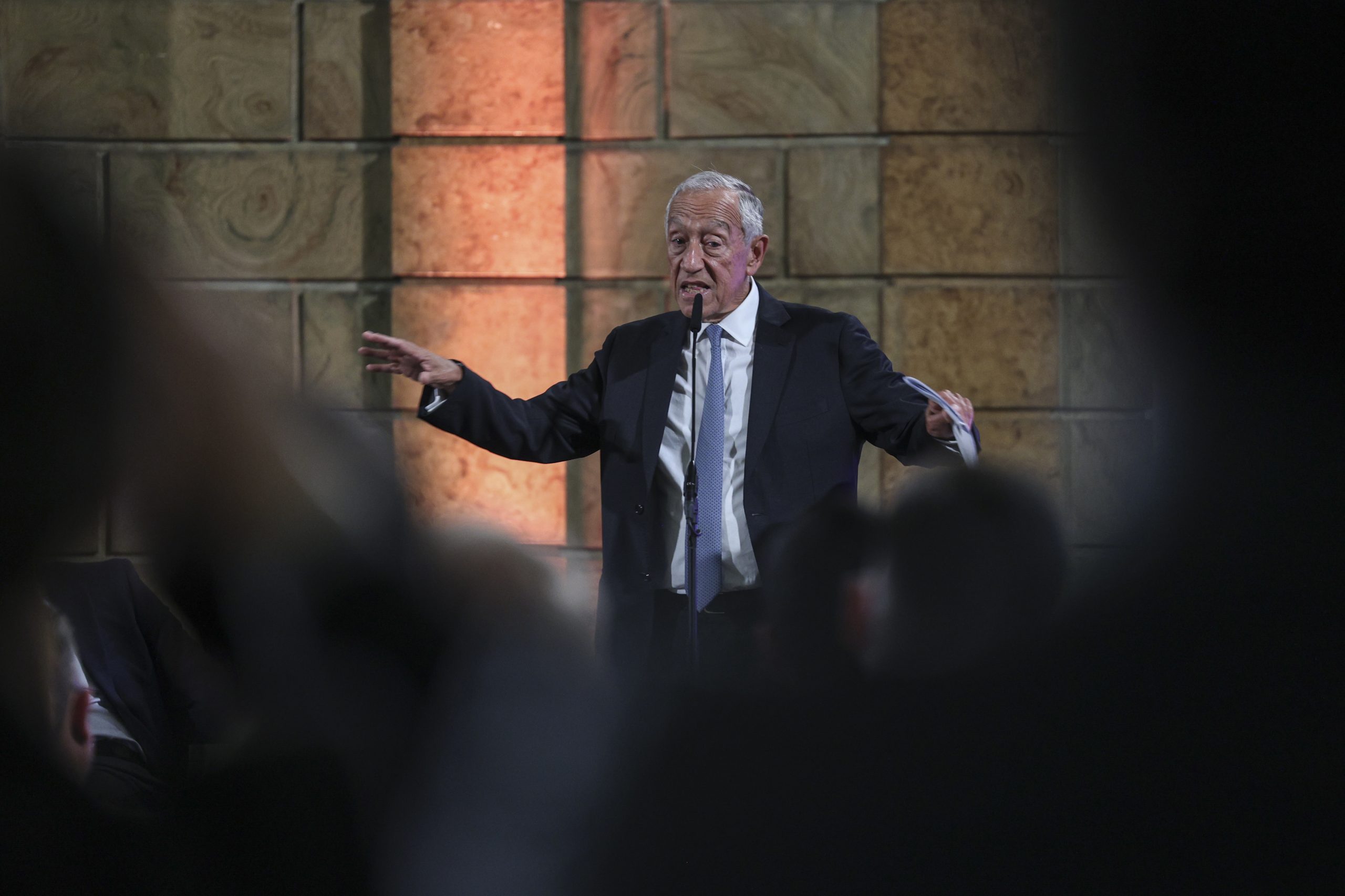 Antes da Cimeira Ibero-Americana, Marcelo surpreende equatorianos e é aplaudido em passeio nas ruas de Cuenca
