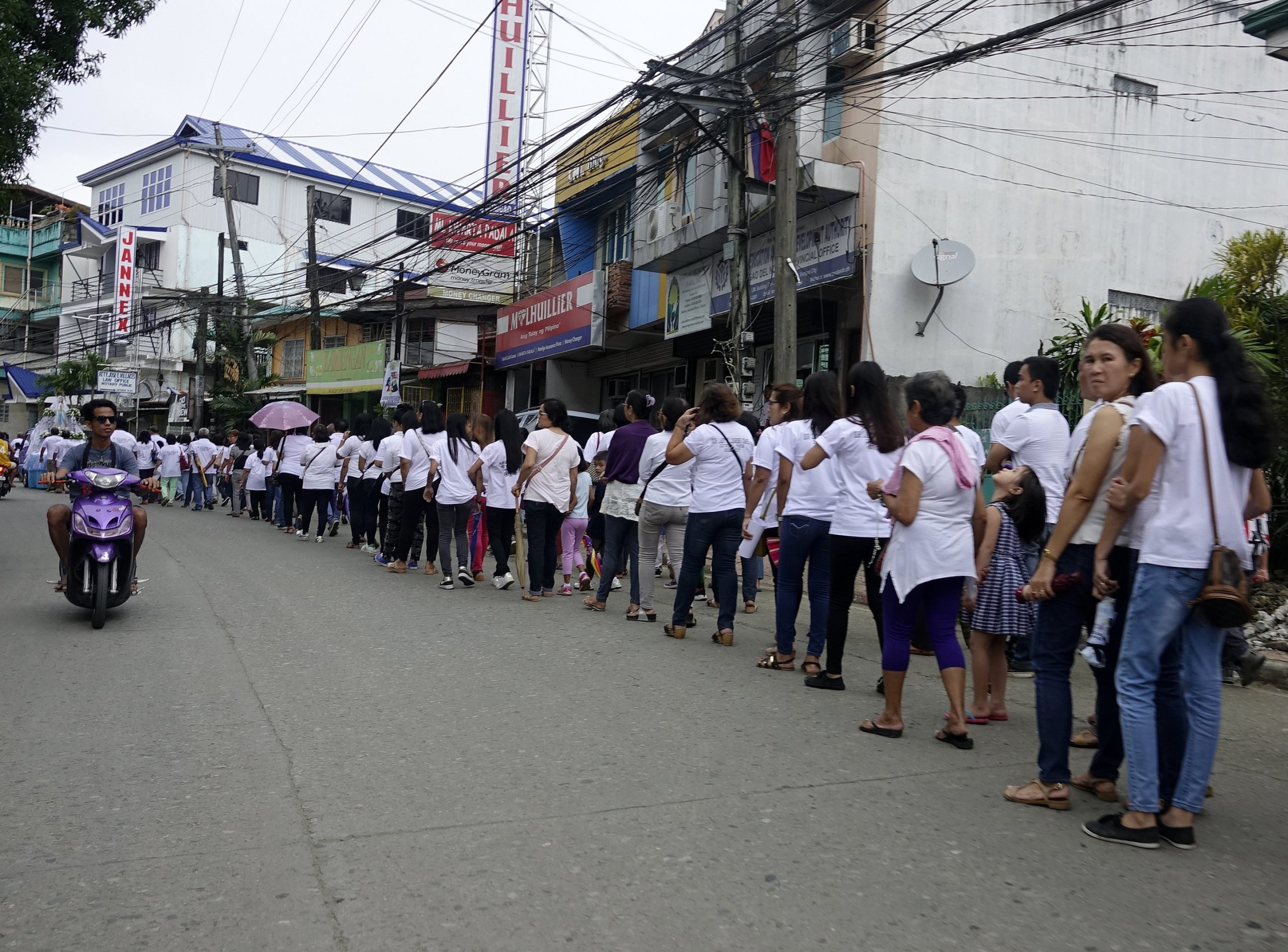 Milhares nas ruas nas Filipinas devido a réplicas de forte sismo que fez seis mortes