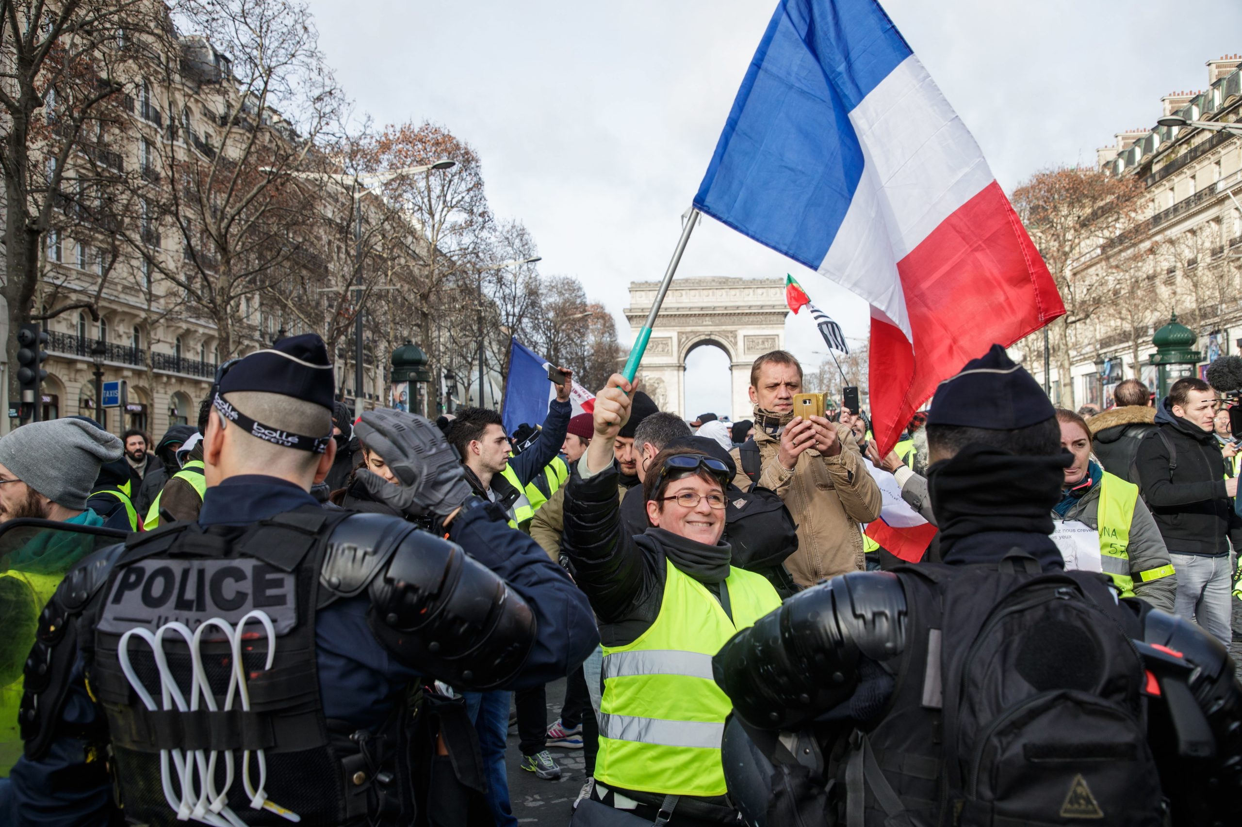 Centenas de ‘coletes amarelos’ manifestam-se em Paris pelo 13.º sábado consecutivo