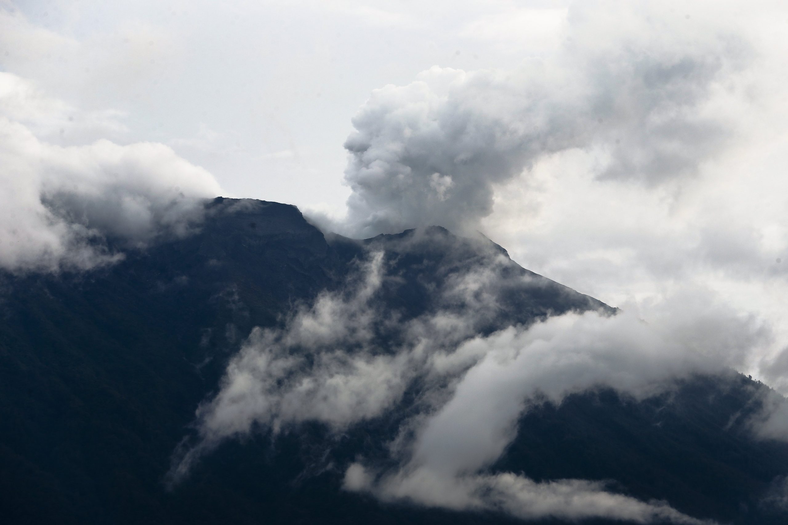 Bali em alerta: Erupção obriga a retirada de 100 mil pessoas. Aeroporto encerrado pelo terceiro dia consecutivo