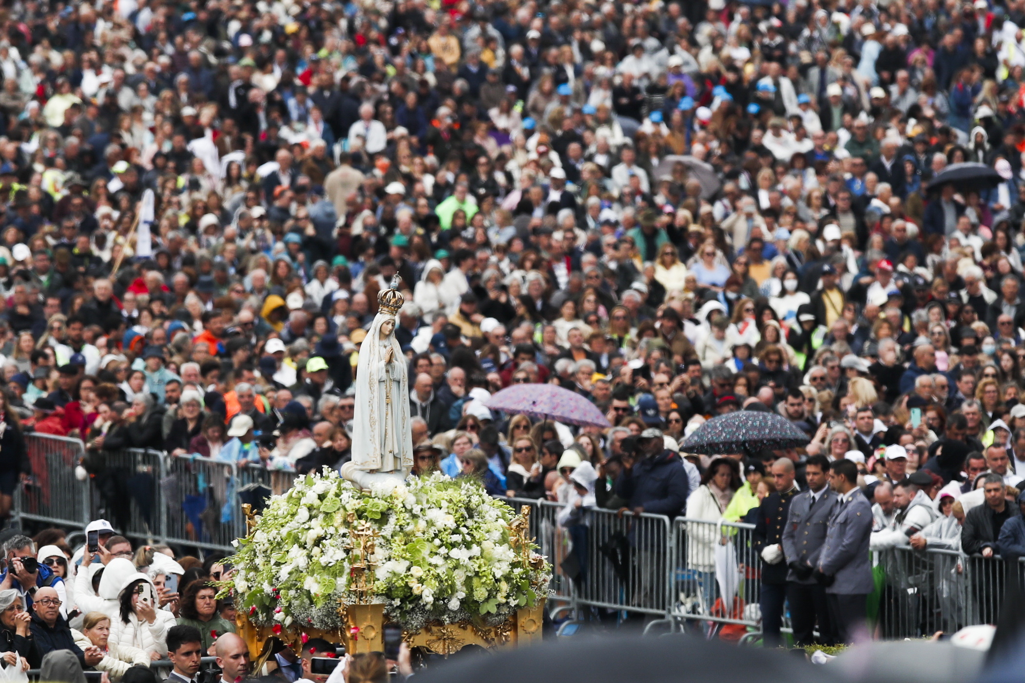 Um 13 de maio centrado nos papas: as memórias de Francisco e a consagração do pontificado de Leão XIV a Nossa Senhora