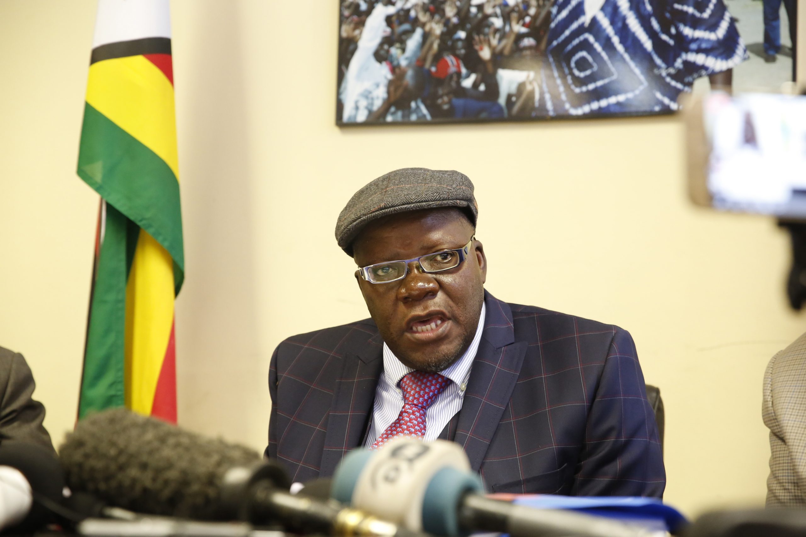 Tendai Biti, líder da oposição no Zimbabué, detido junto à fronteira com a Zâmbia