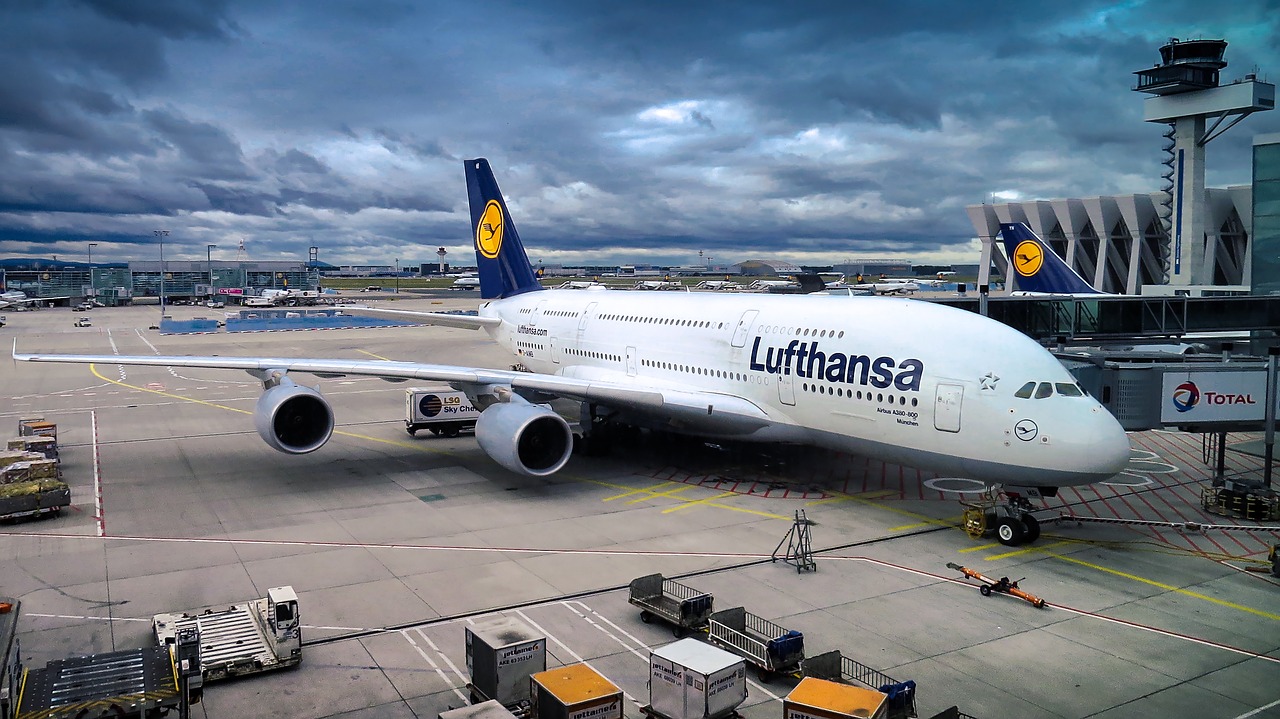 Lufthansa cancela 800 voos na terça-feira devido a greve em aeroportos