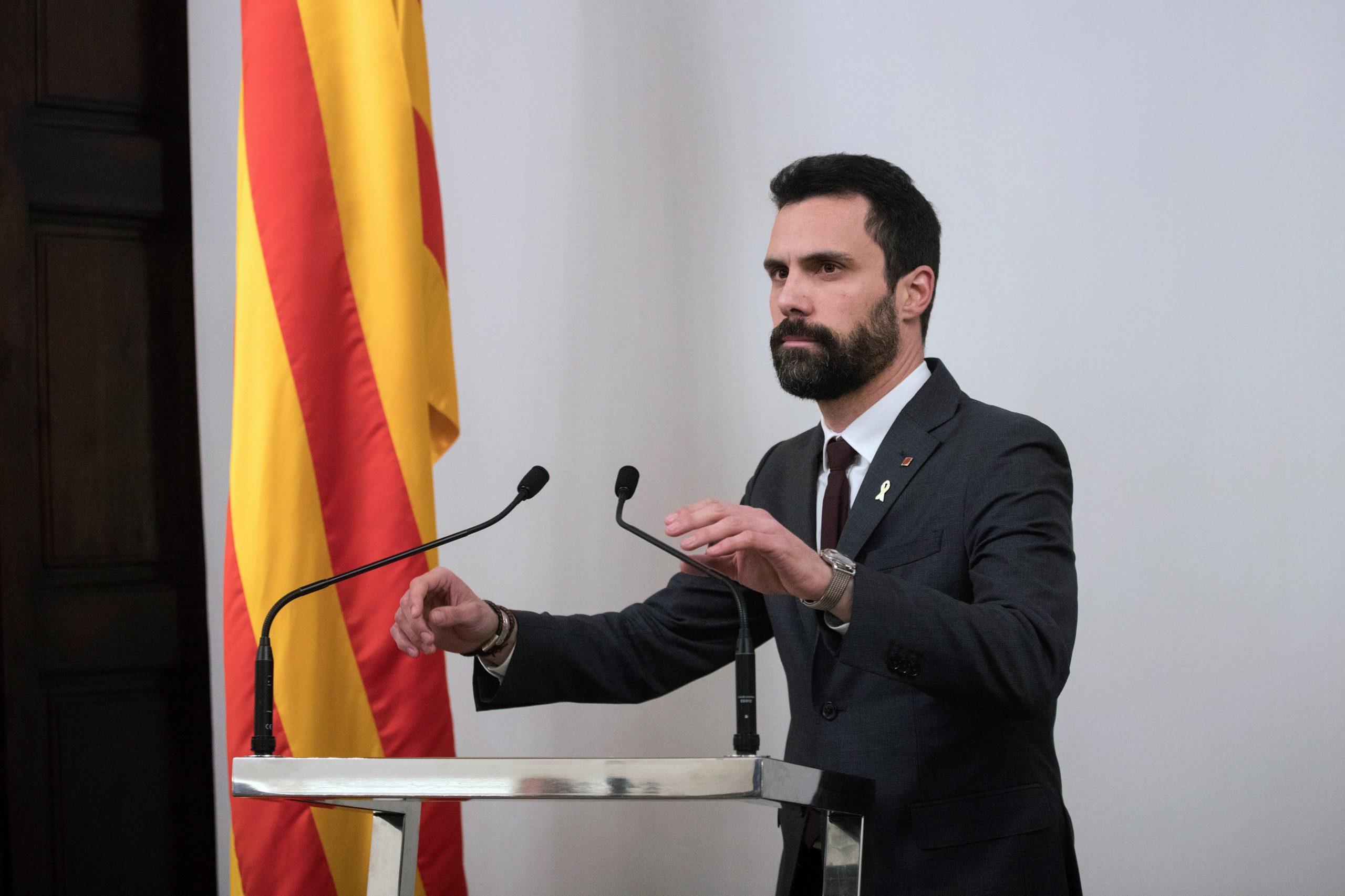 Presidente do parlamento da Catalunha anula votação para eleger novo líder do governo autónomo mas mantém plenário