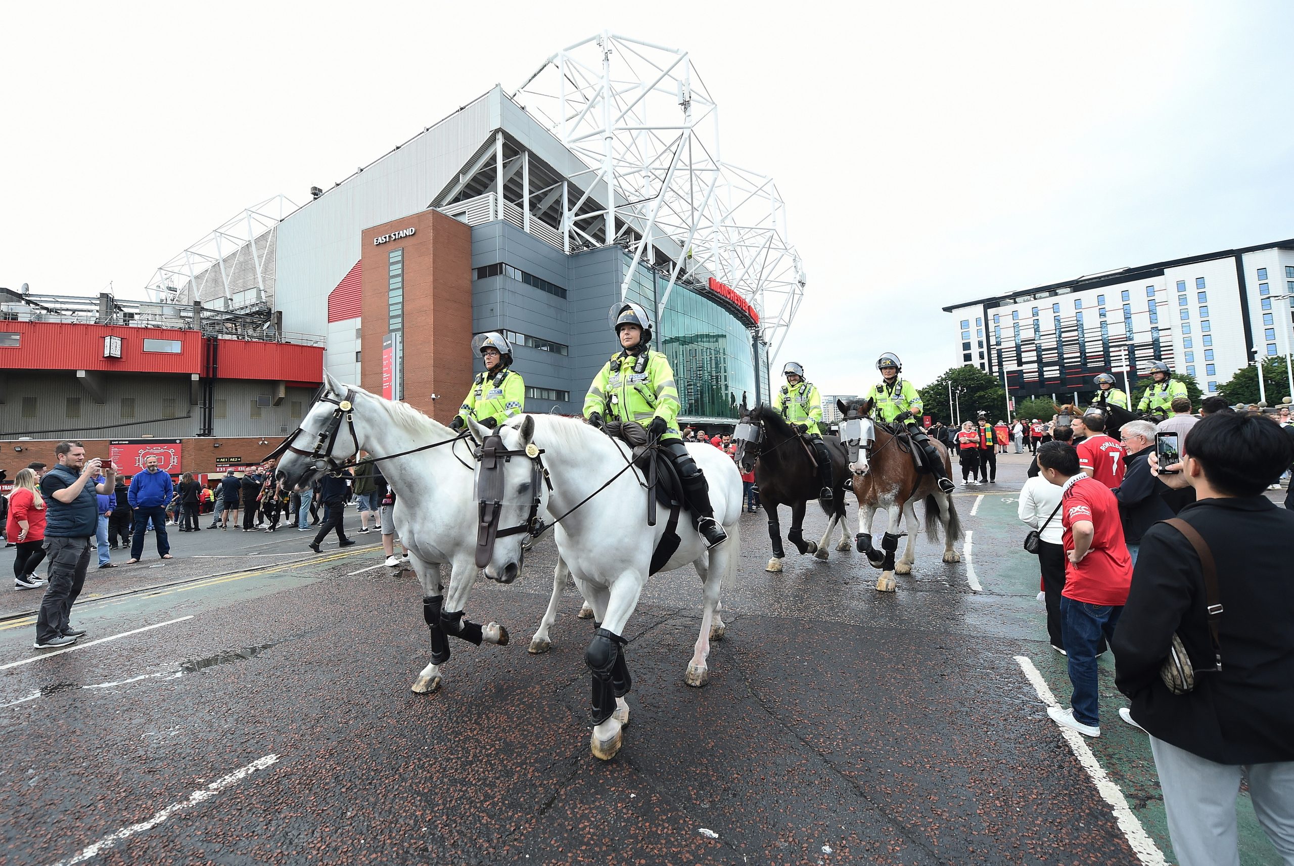 Centenas de adeptos do Manchester United protestam contra donos do clube