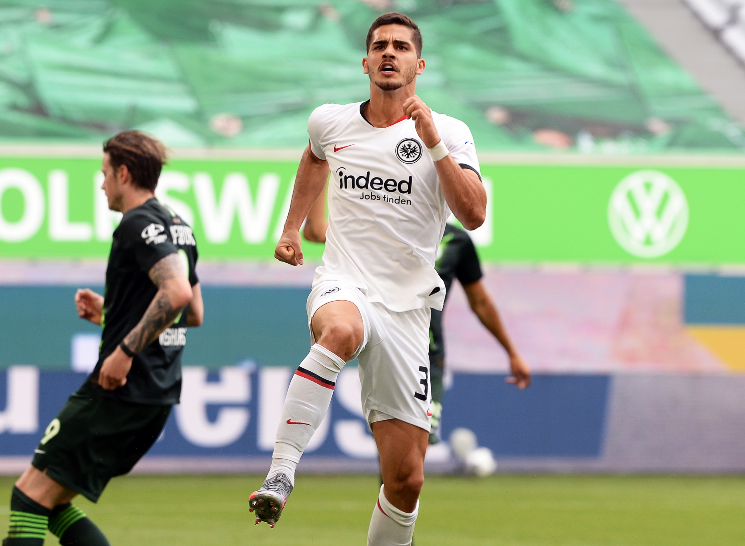 André Silva marca na vitória por 2-1 do Eintracht em Wolfsburgo