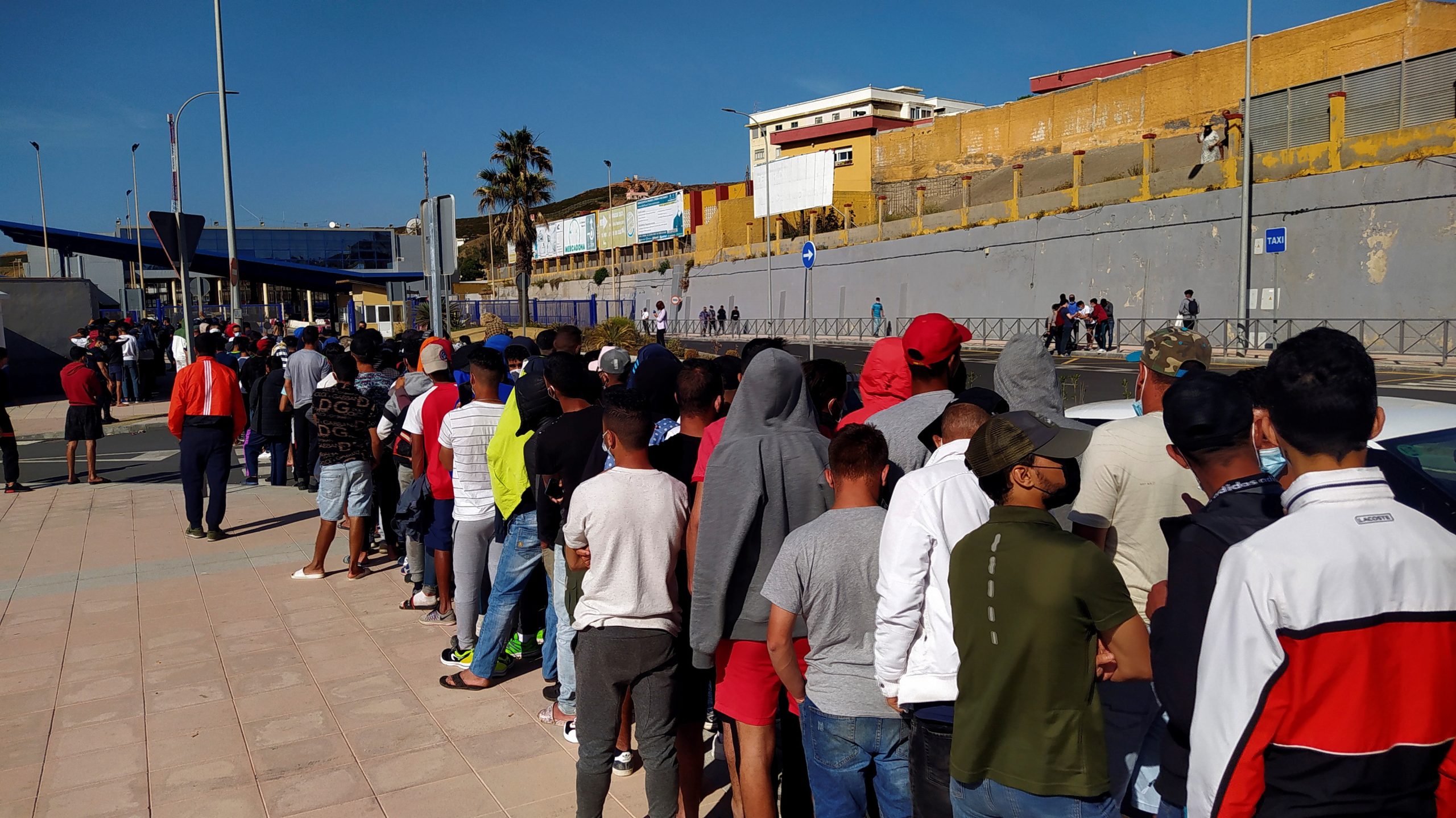 Dezenas de pessoas pedem em Ceuta a abertura da fronteira com Marrocos