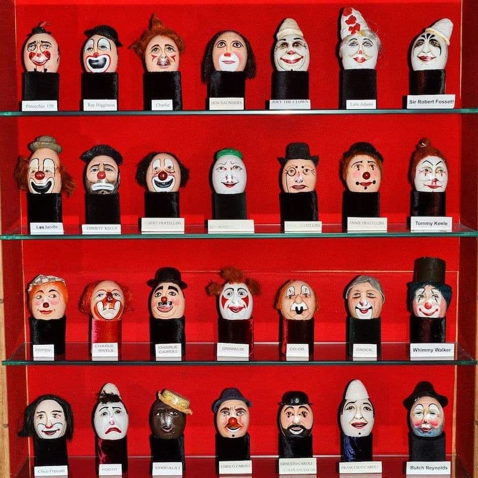 Dois palhaços com o mesmo visual? Será difícil, já que há um registo de todas as caras – pintadas em ovos