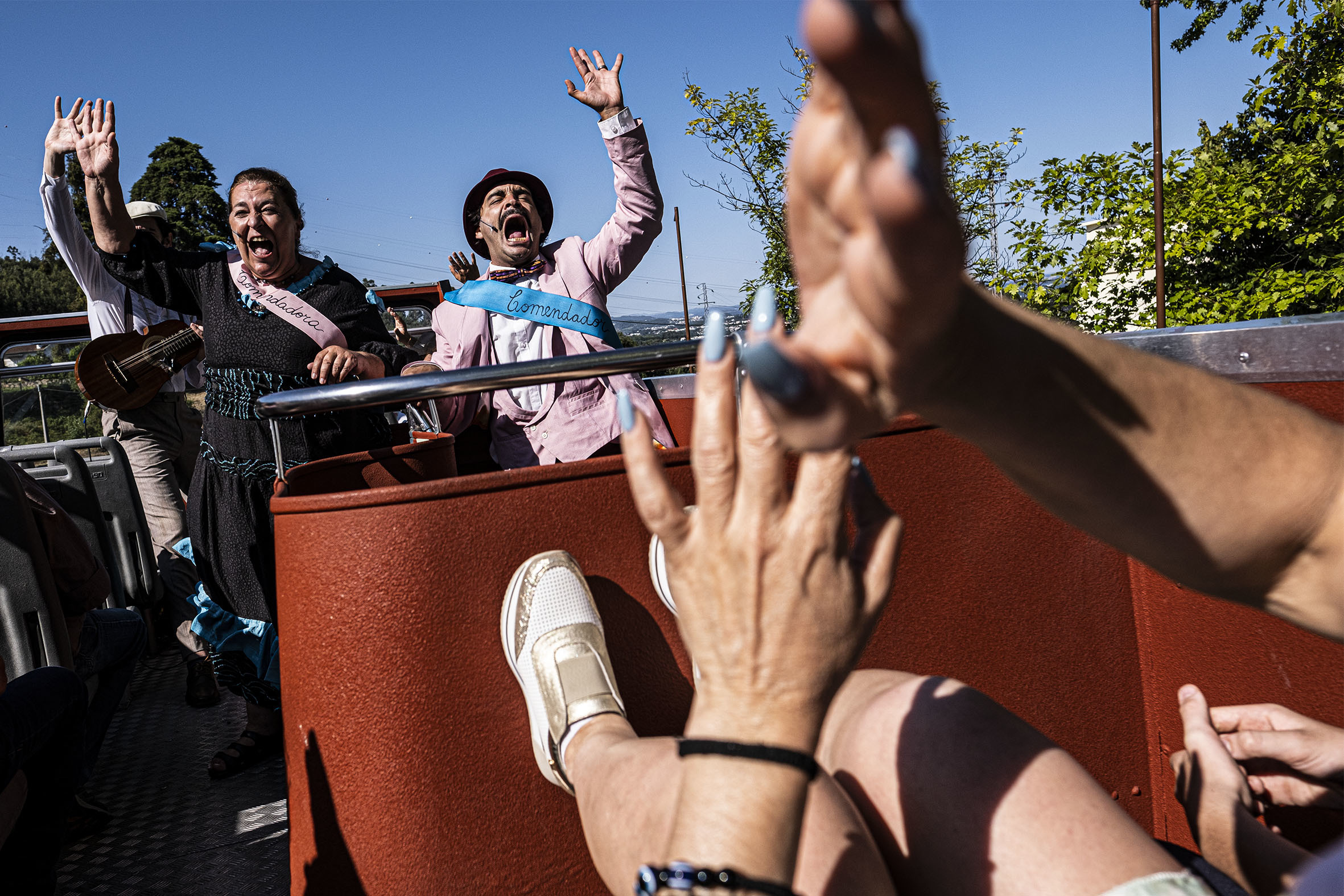 Em Paredes, o teatro fez-se à estrada no cimo de um autocarro. Ouça aqui esta viagem (cómica) ao passado