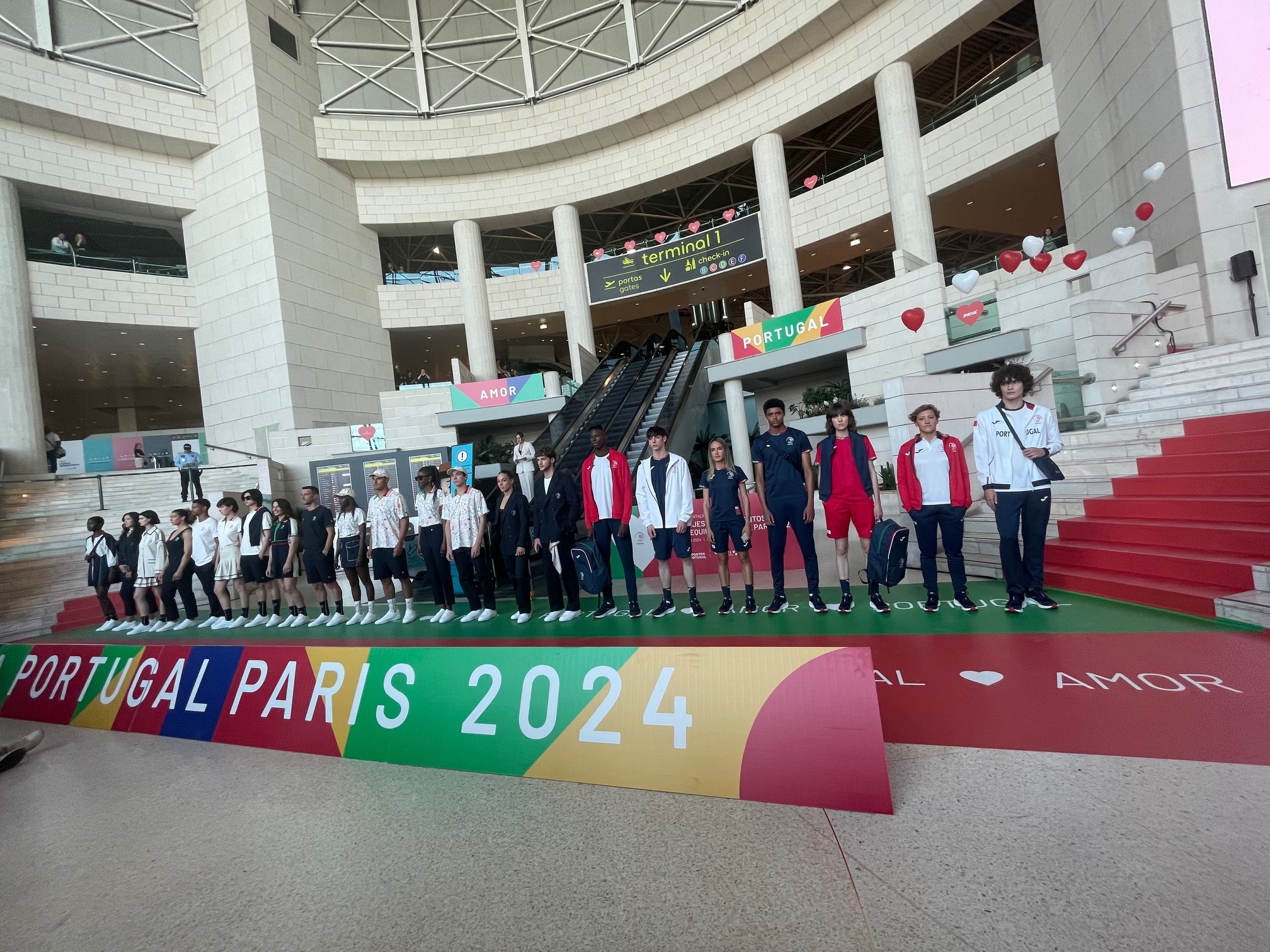 Moda JO Paris 2024. A segunda pele dos atletas olímpicos é (quase toda) azul e branca