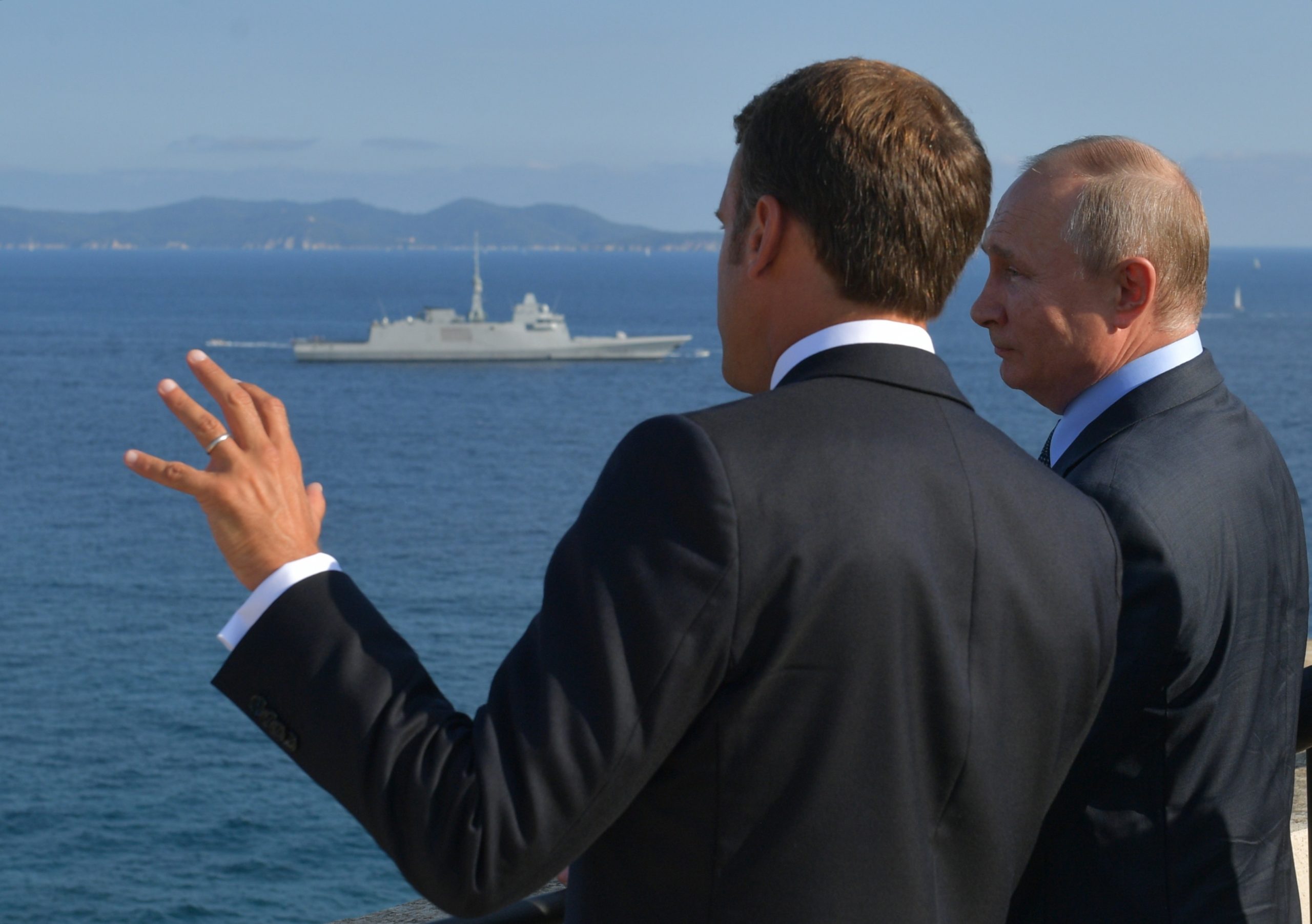 Macron diz ser “relevante” debater regresso da Rússia, mas cumprindo acordos de Minsk