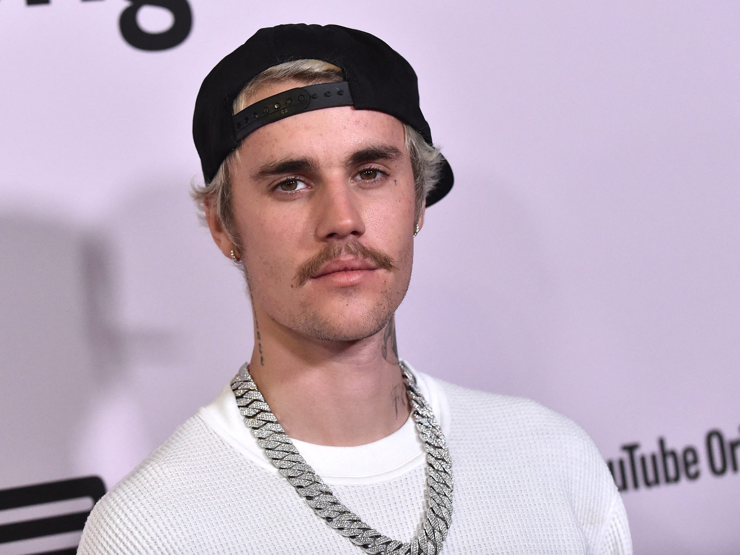 Justin Bieber cancela digressão mundial por problemas de saúde
