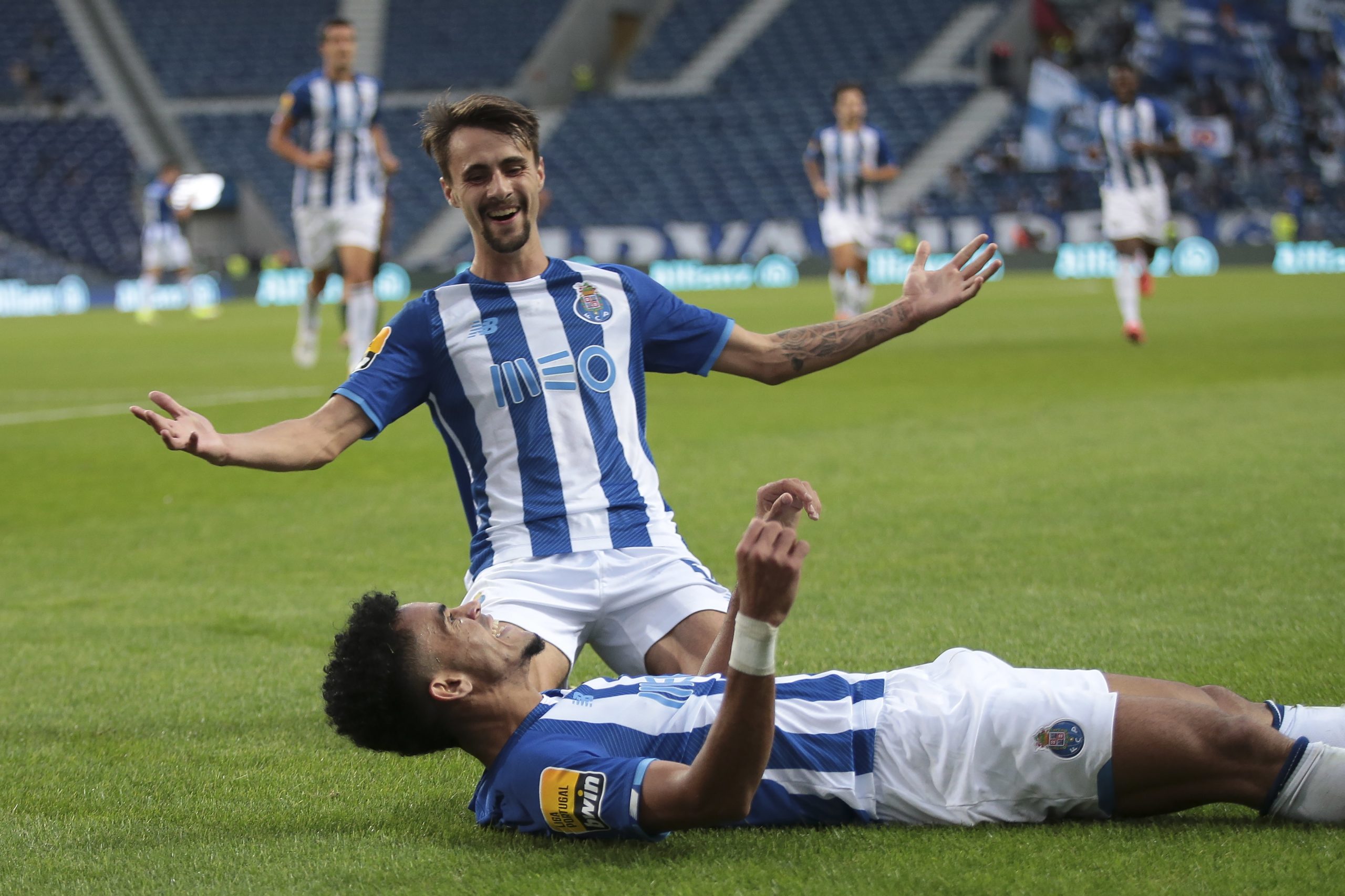 Fábio Vieira renova pelo FC Porto até 2025