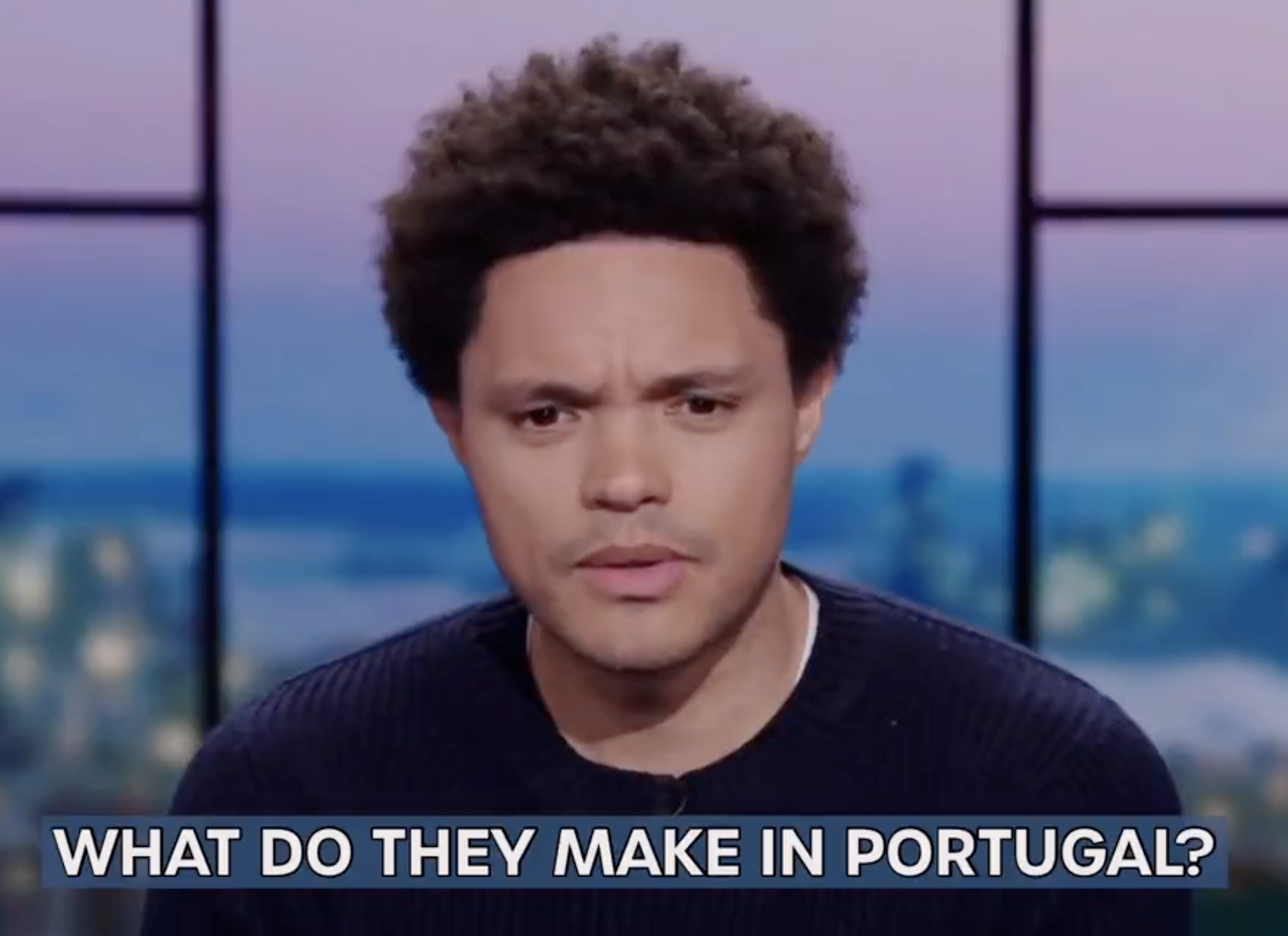 Trevor Noah faz piada com lei do teletrabalho: “O que é que eles produzem lá em Portugal, mesmo? Cães de água?”