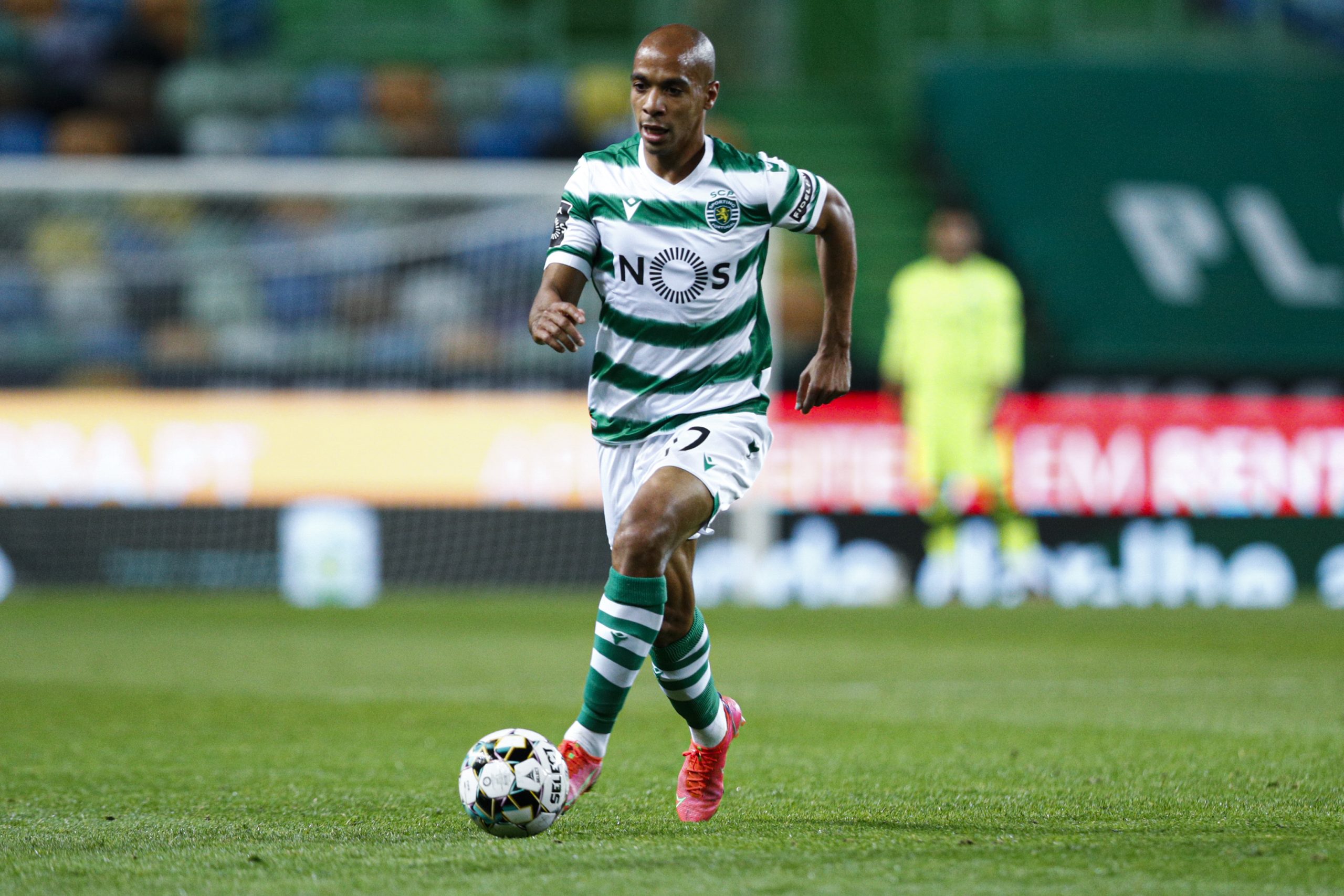 João Mário rescinde contrato com Inter Milão