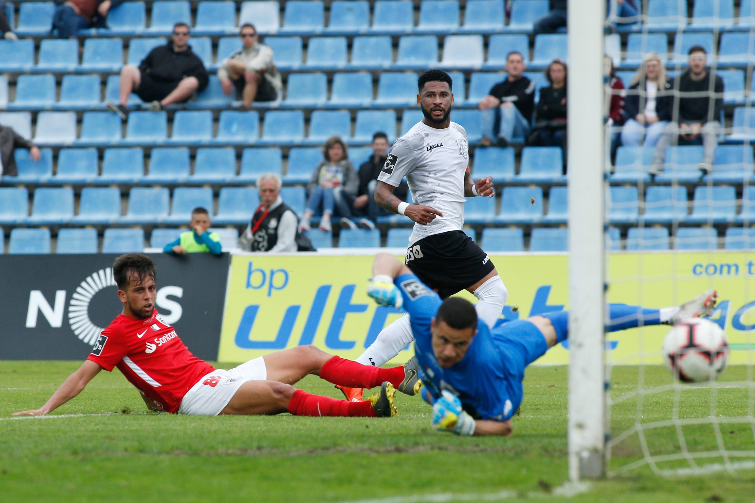 Santa Clara e Feirense empatam a quatro golos nos Açores