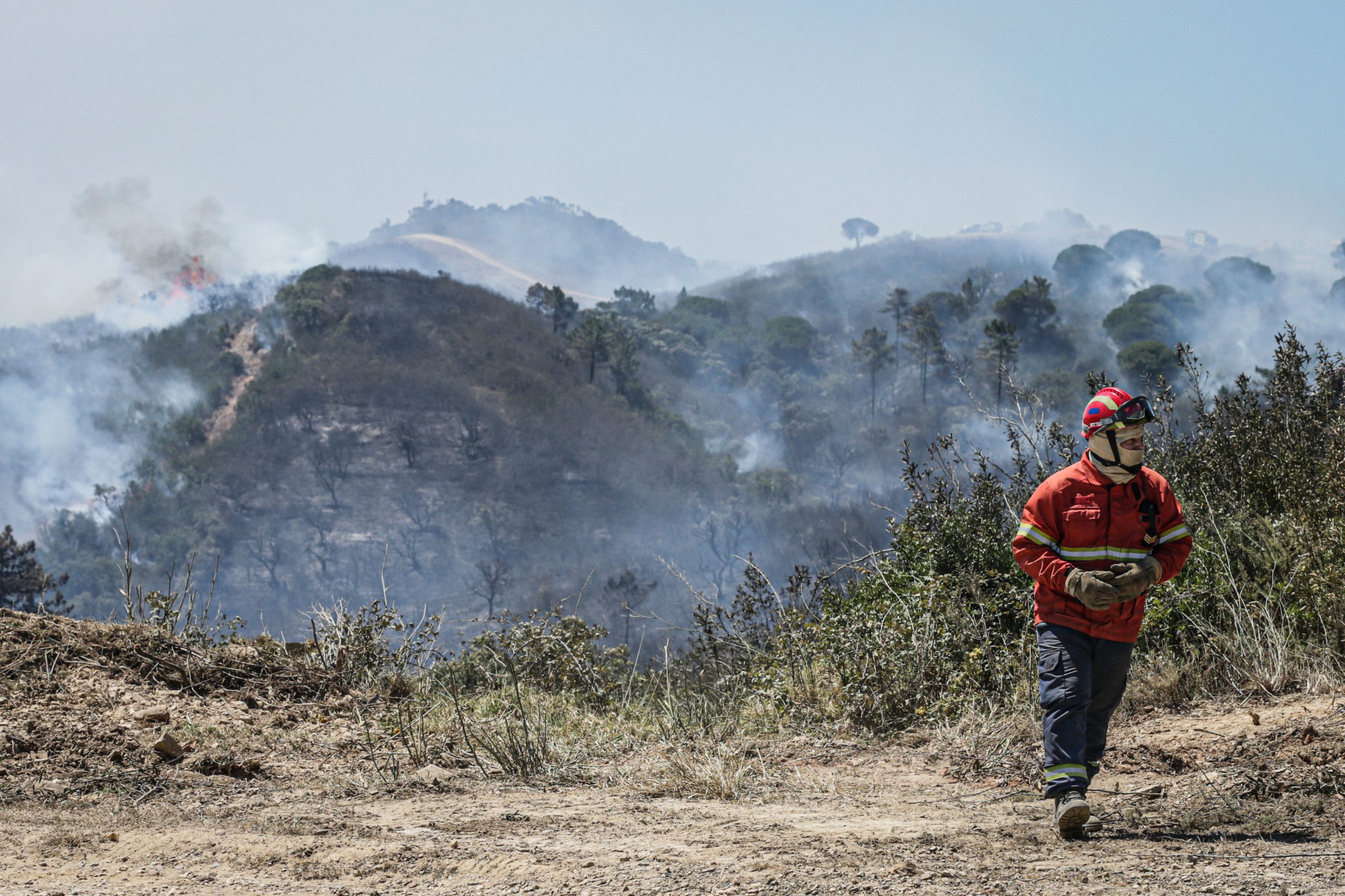Fogo em Aljezur dado como extinto mas dispositivo mantém-se no terreno