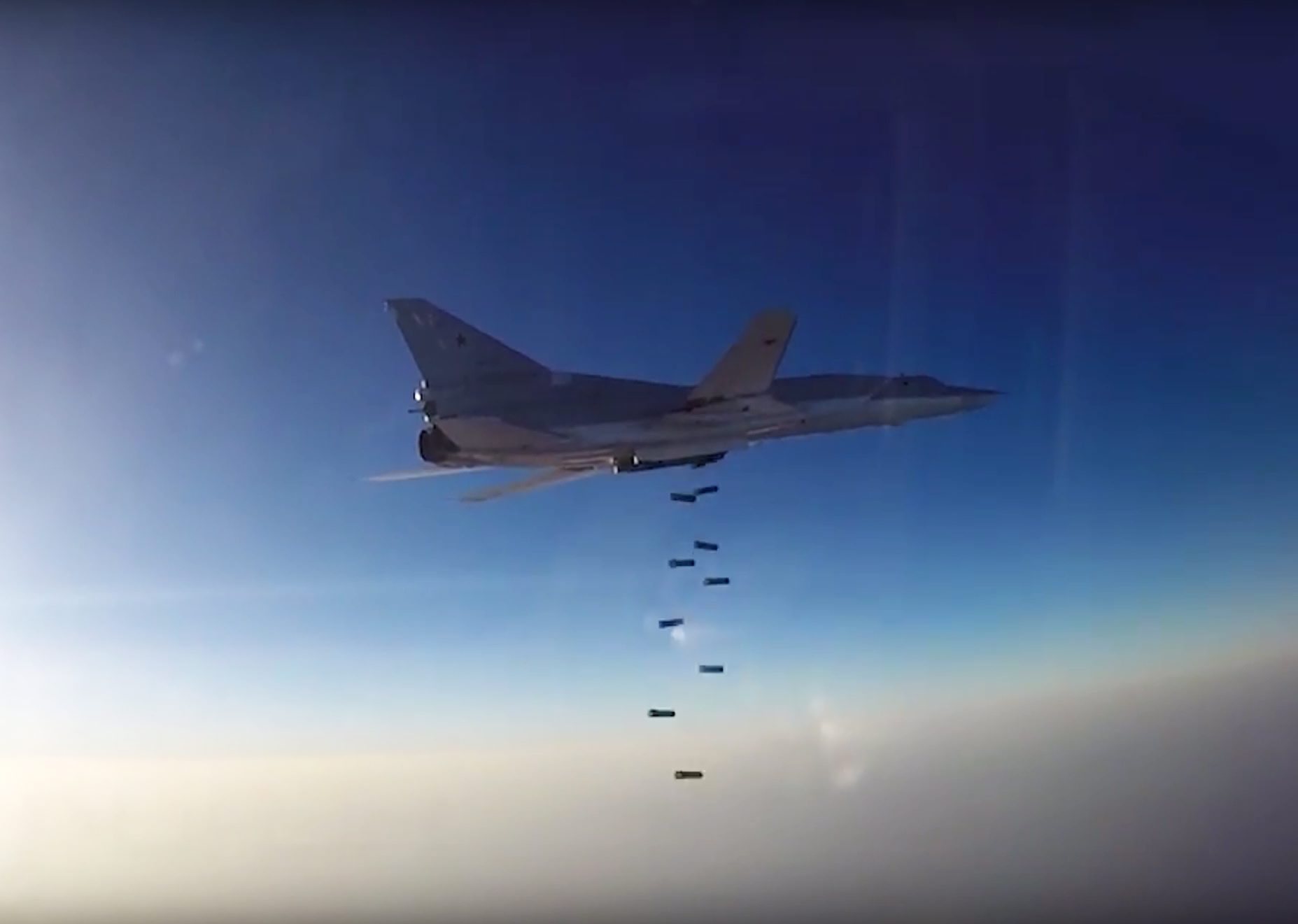 EUA pede, mas Rússia não cede. Bombardeamentos na Síria vão continuar.