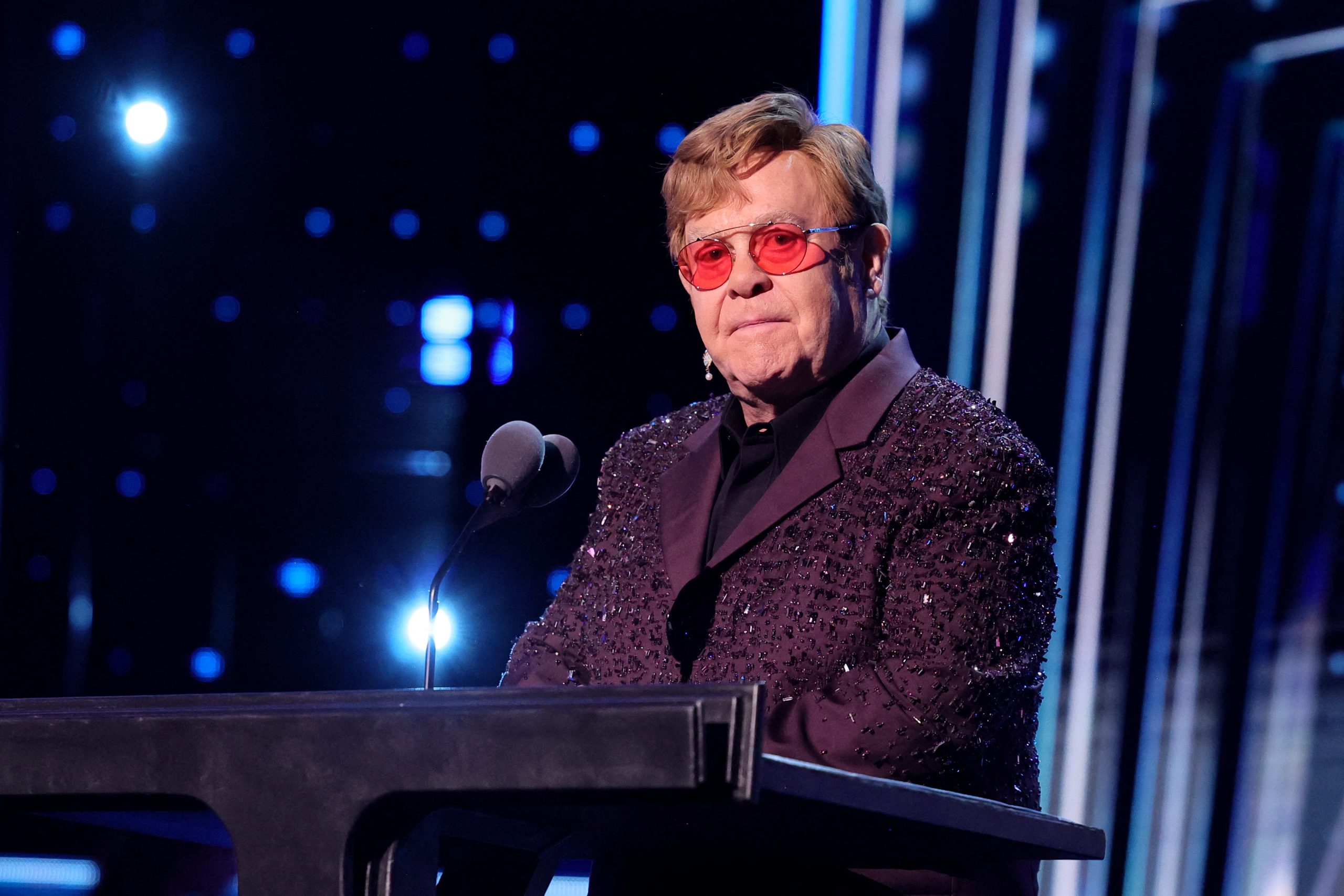 Elton John está cego e não conseguiu ver o musical que compôs