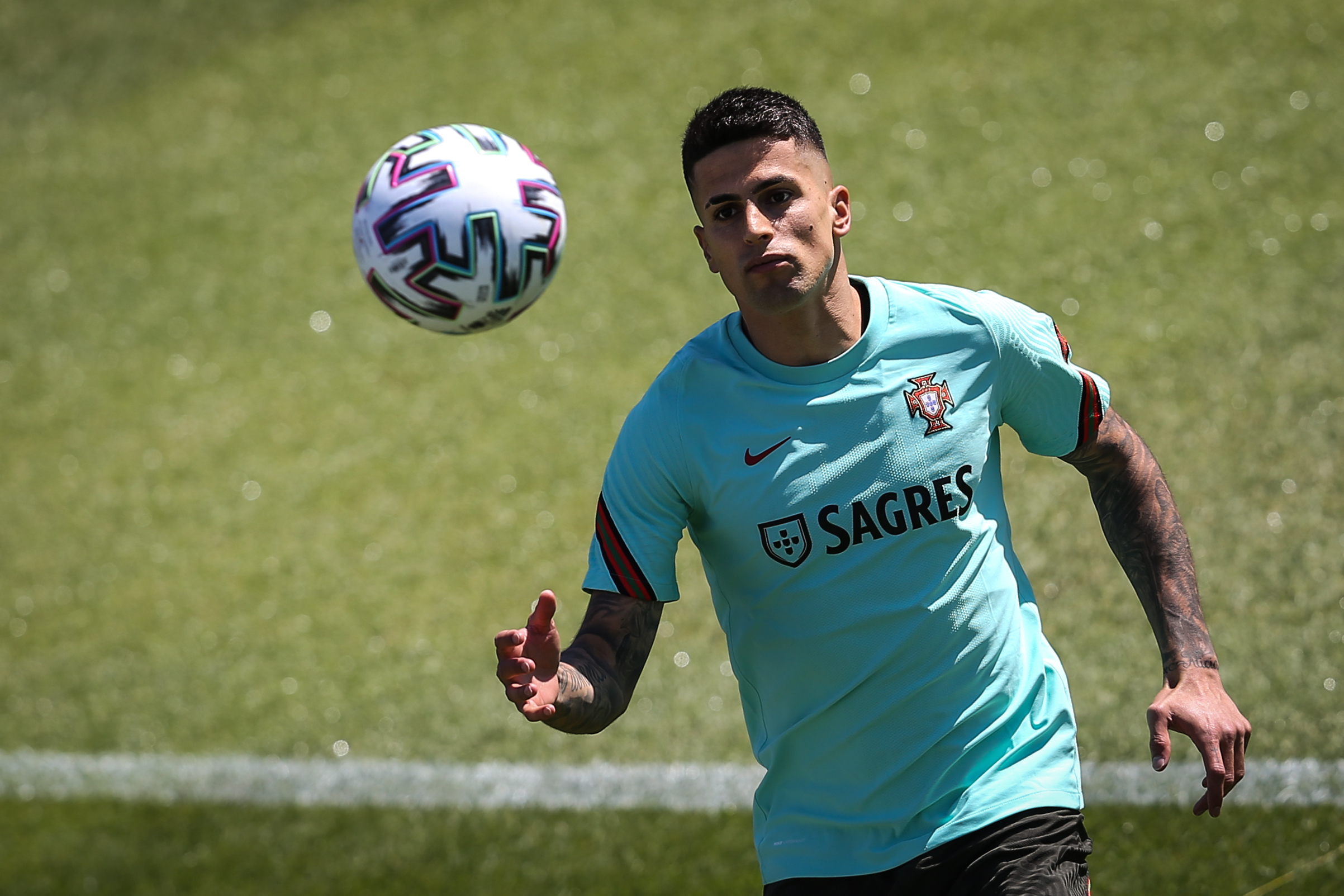 Euro2020: João Cancelo já está em Portugal para cumprir quarentena