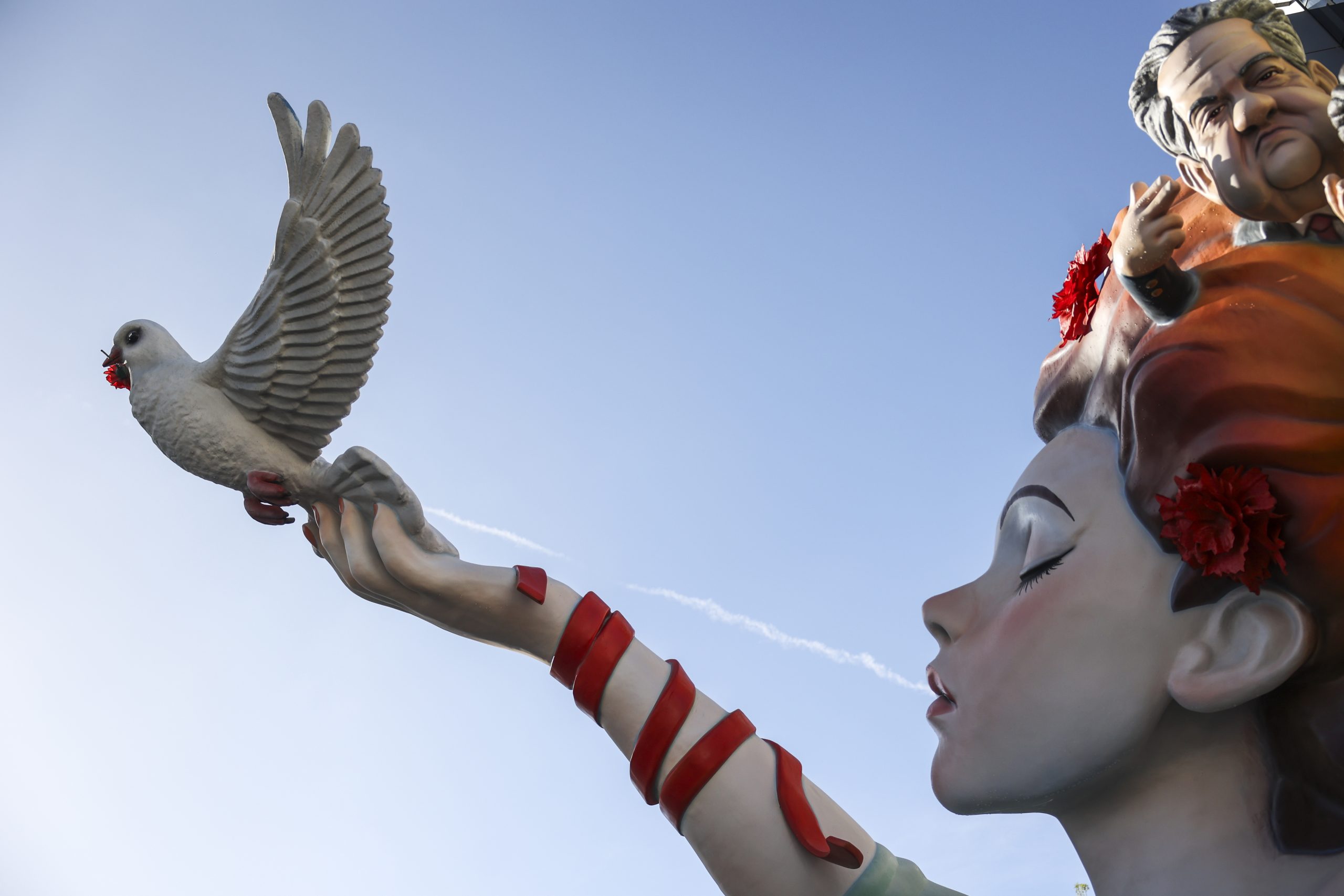 Tudo pronto para o Carnaval de Torres Vedras. Este o ano o tema é a a sátira à ‘Revolução dos Cravos’ e a democracia em risco