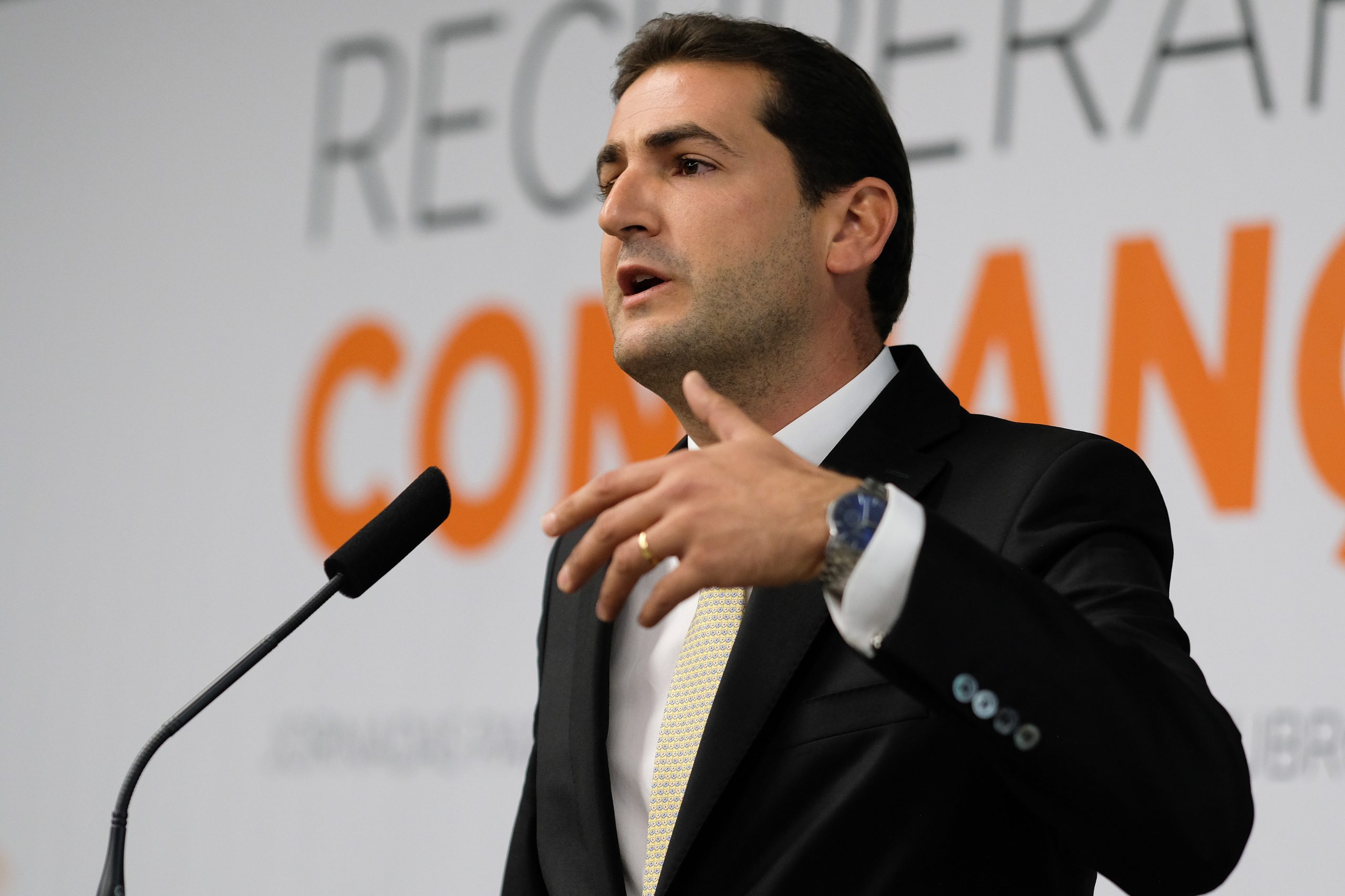 Hugo Soares não sabia da saída de Luís Montenegro. Diz que é “uma perda para o partido” e também a “perda de um amigo” na bancada