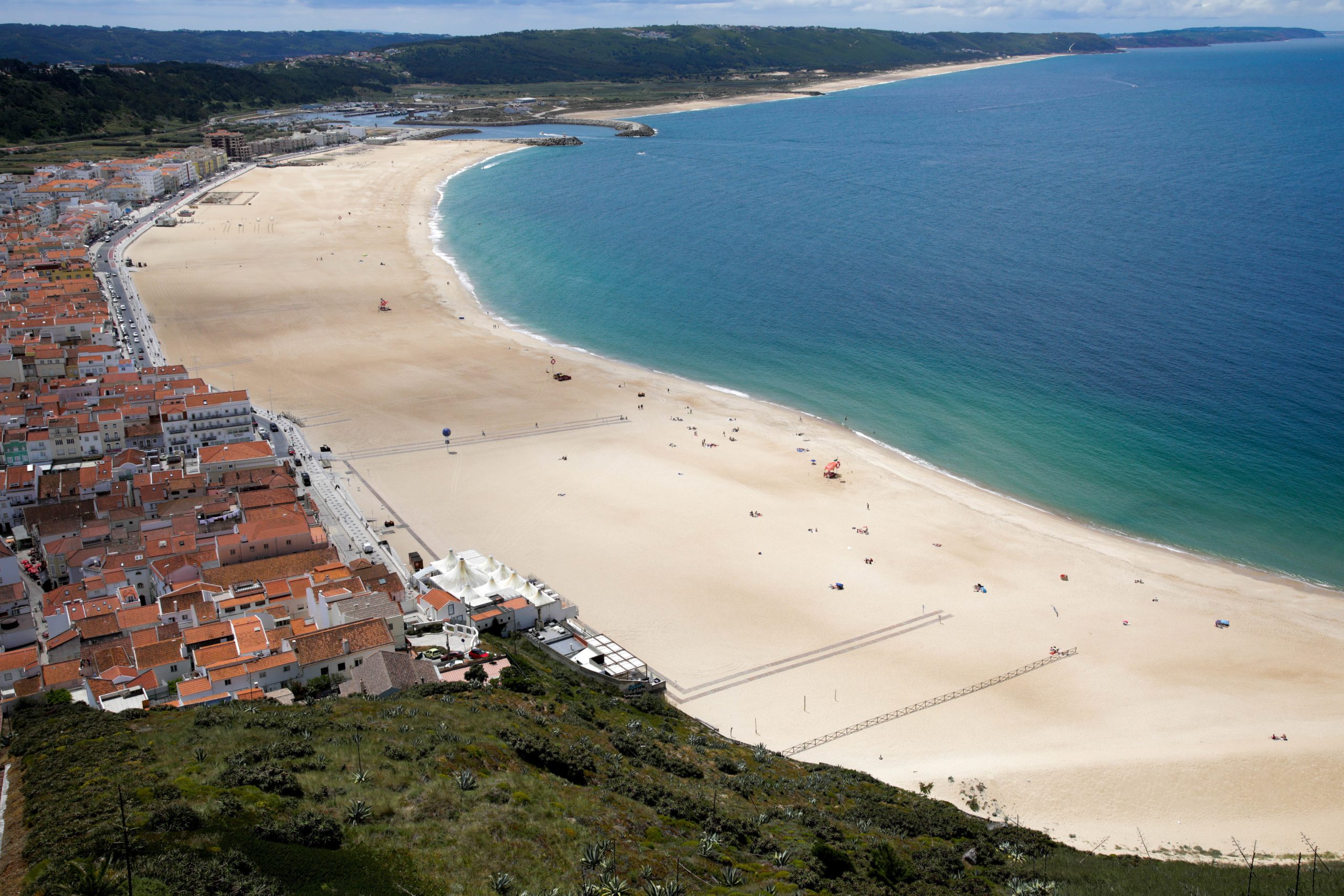 Covid-19: Praia da Nazaré interditada com barreiras para impedir passagem de público