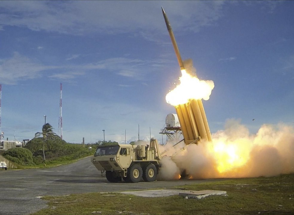 Putin assina decreto que permite uso de armas nucleares