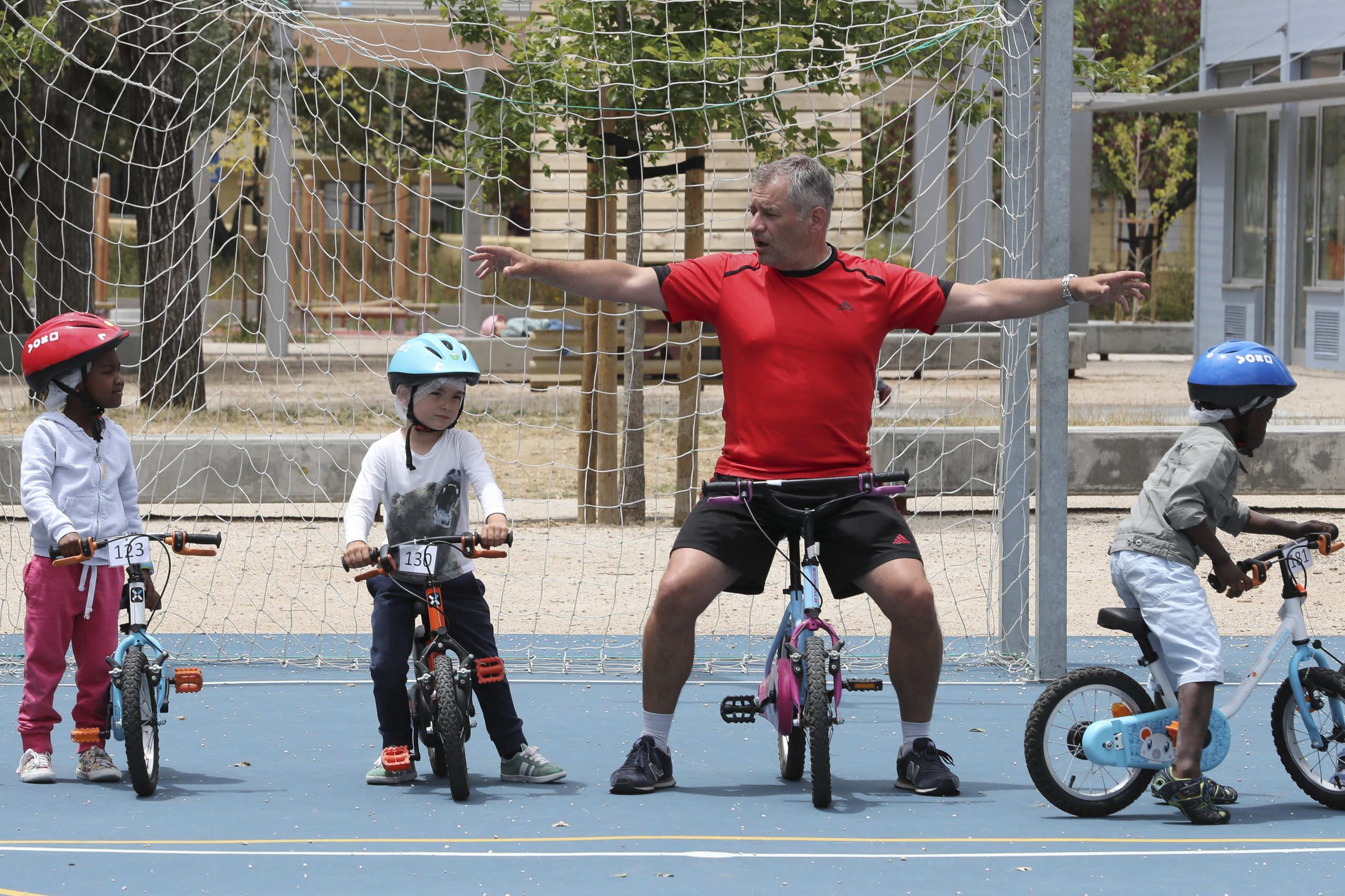 Antes “da idade da vergonha” e “sem rodinhas”, alunos do pré-escolar aprendem a pedalar em Alvalade