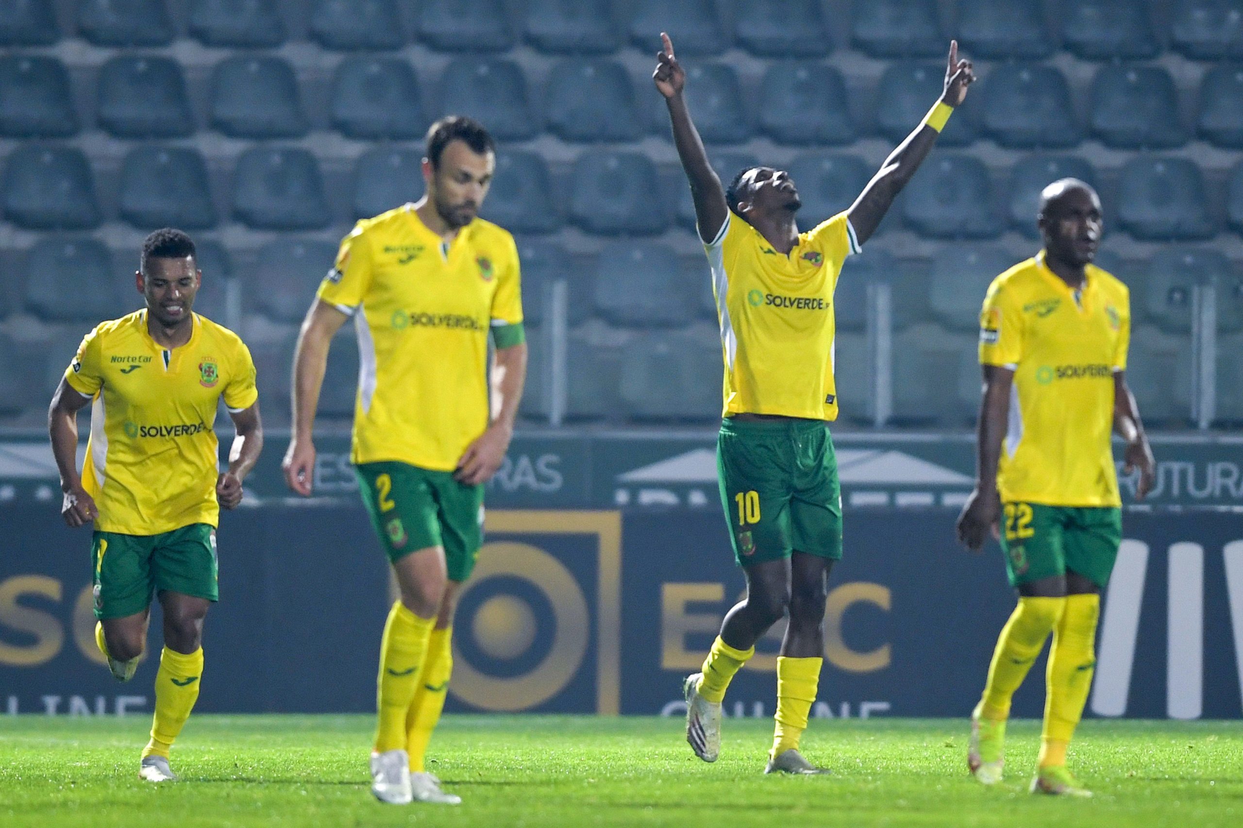 Paços de Ferreira vira jogo com Santa Clara com ‘bis’ de Denilson Júnior