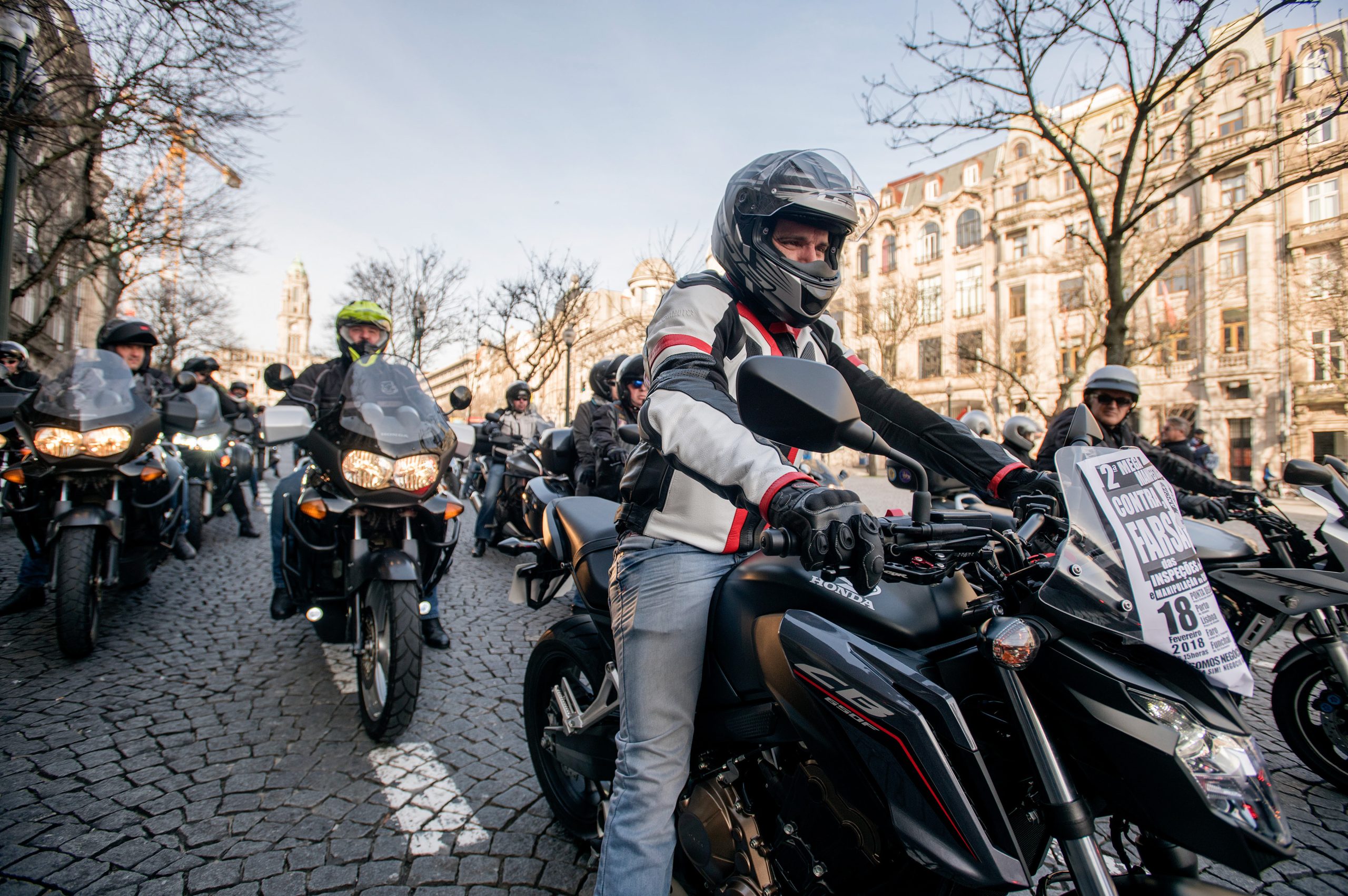 Perto de dois mil motociclistas desfilam nas ruas do Porto em protesto