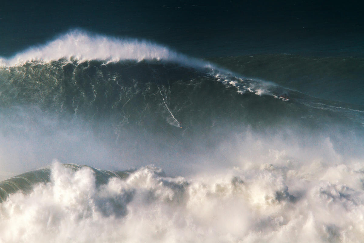 Brasileiro Rodrigo Koxa surfou a maior onda do mundo na Nazaré e bateu recorde de McNamara