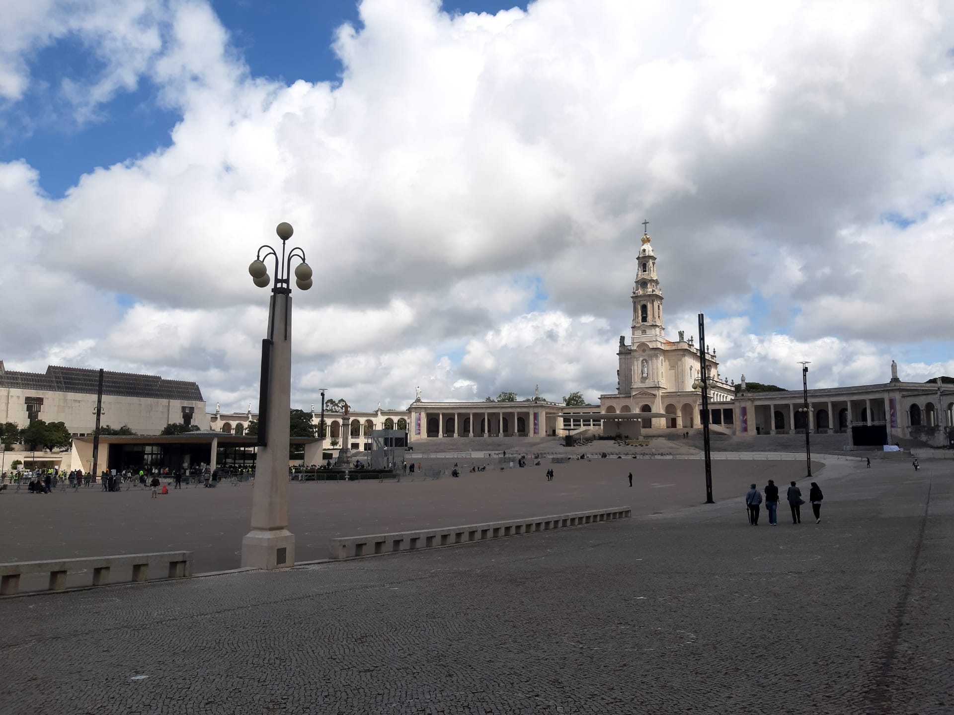13 de Maio. Lotação do Santuário de Fátima já foi atingida. Portas do recinto estão encerradas desde as 8:50