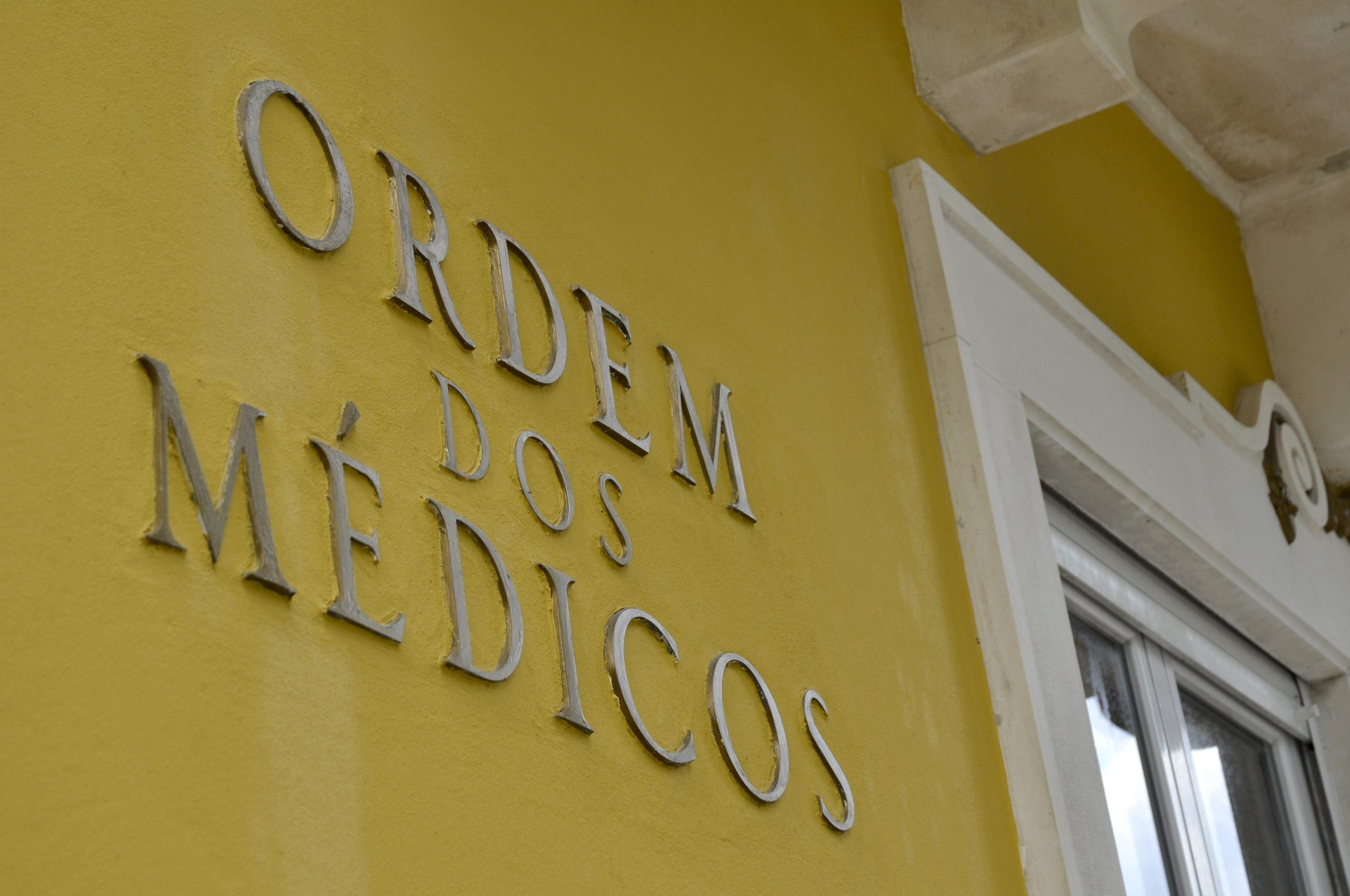 Ordem dos Médicos e sindicato reúnem segunda-feira de “emergência” devido às “atitudes do Ministério da Saúde e Governo