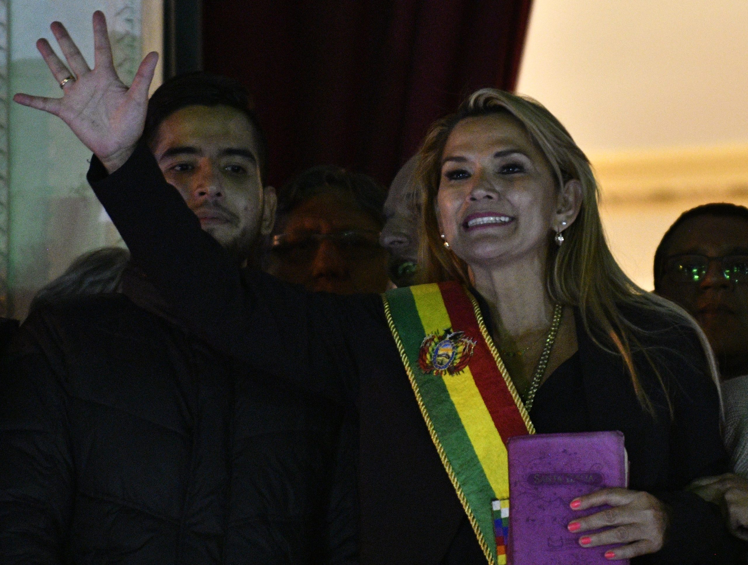 Com a faixa presidencial no peito e uma pequena Bíblia na mão, Jeanine Añez tornou-se a nova presidente da Bolívia