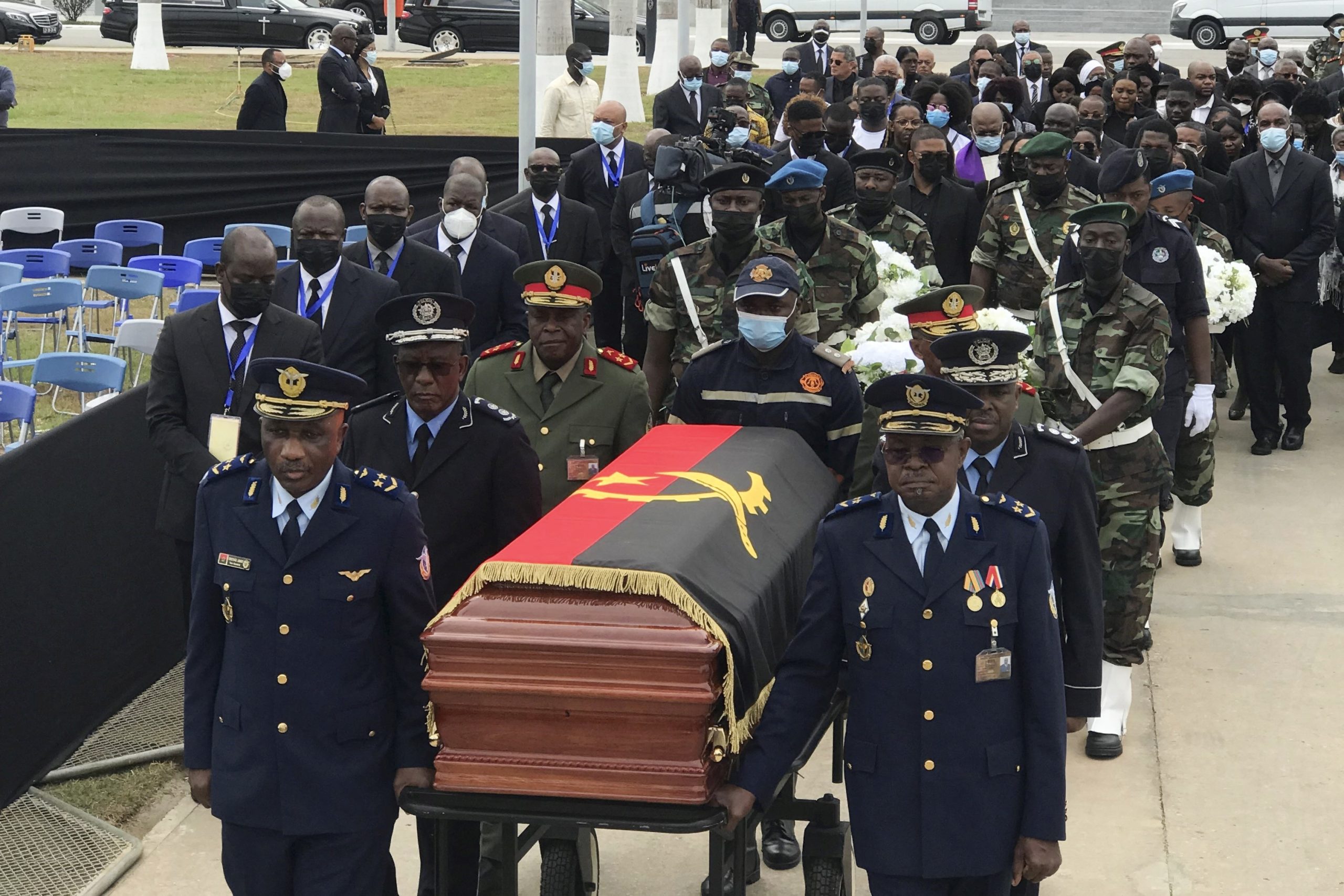 “Angola chora a morte de Zédu”. Corpo de antigo presidente percorreu Luanda e já chegou ao memorial