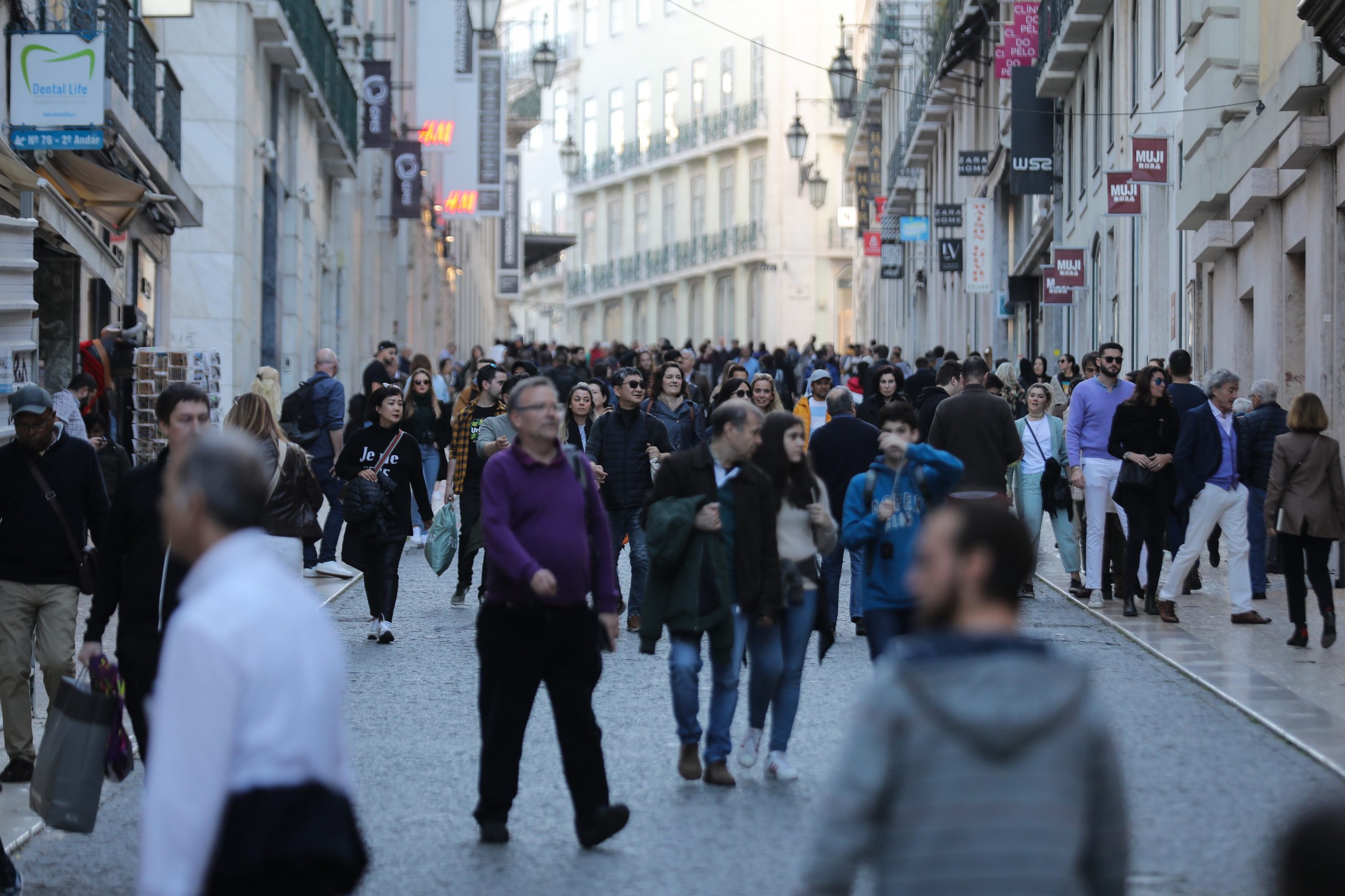 Portugal tem mais mulheres do que homens apesar de nascerem mais rapazes