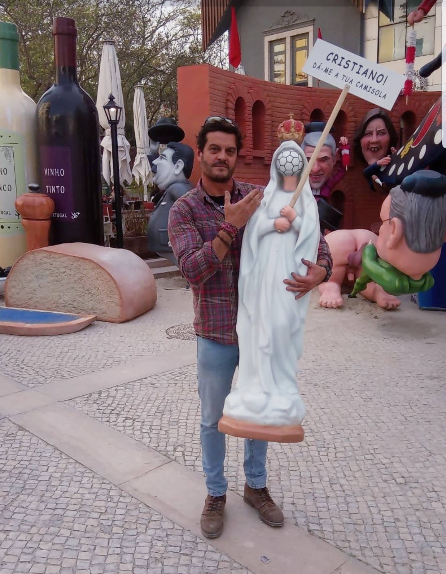 Imagem de Nossa Senhora retirada do monumento ao Carnaval de Torres Vedras por ser considerada ofensiva pela Igreja
