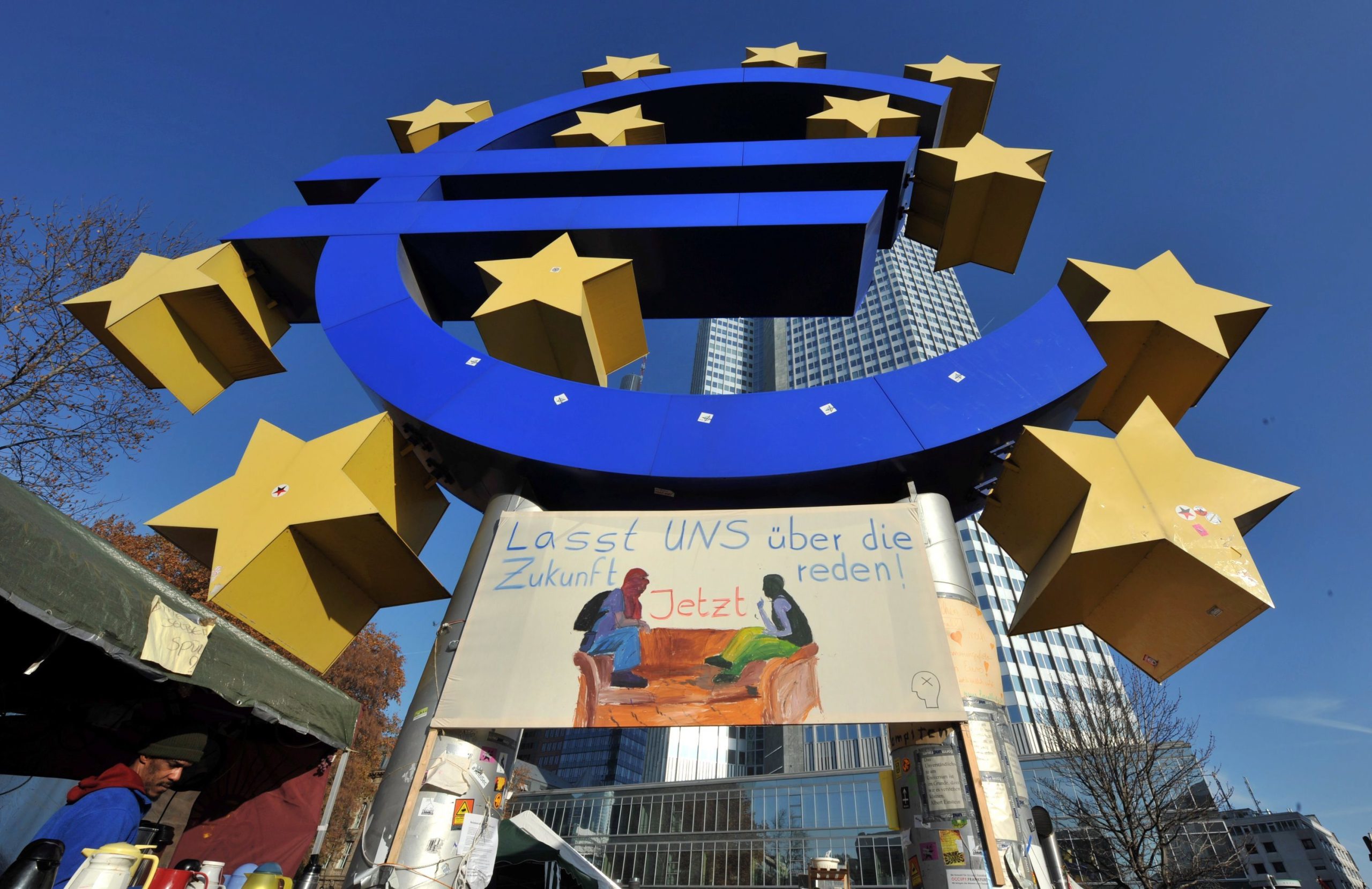 Euro sobe e está acima de 1,09 dólares