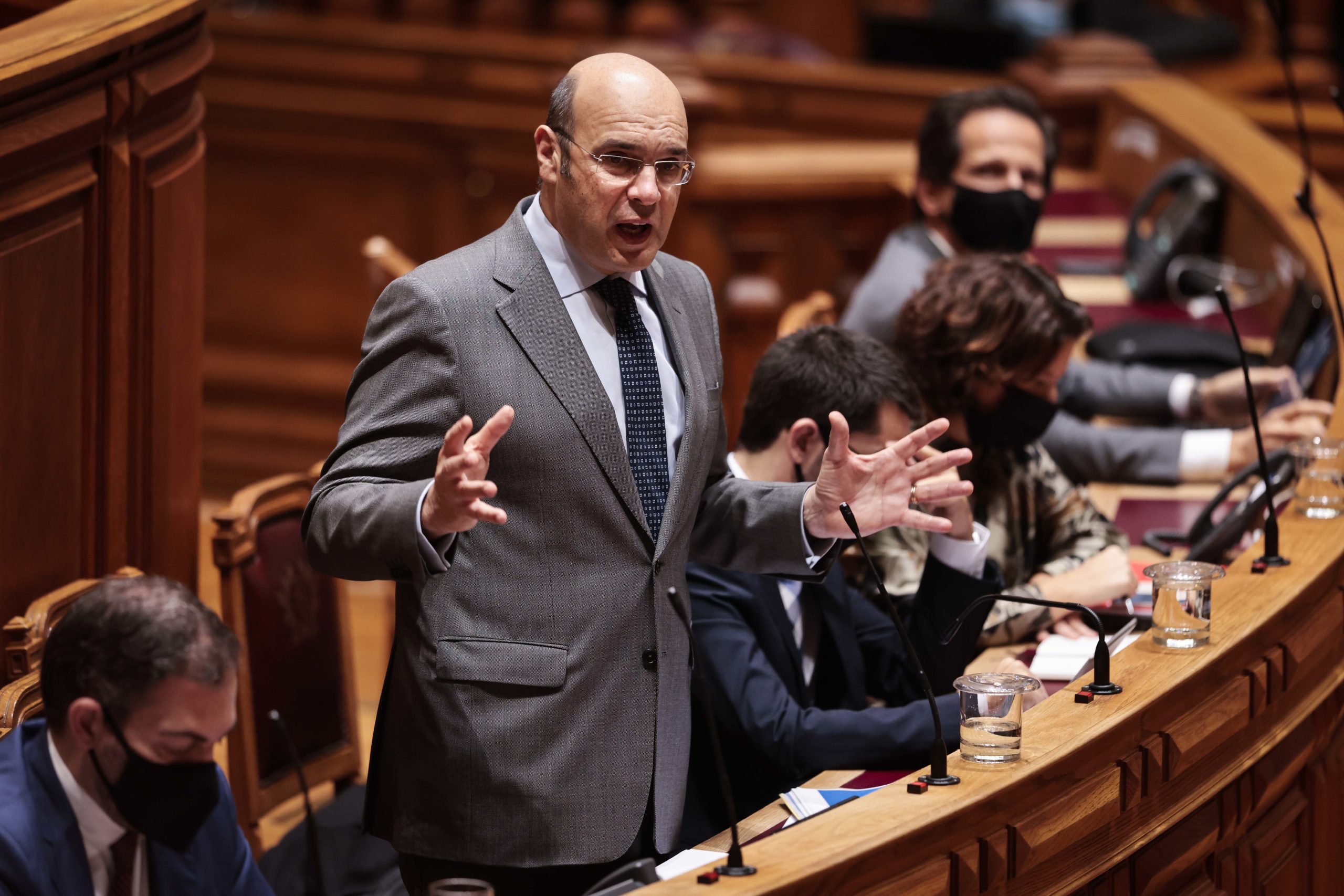 Siza Vieira foi “ministro de tudo” com perguntas desde o plano de vacinação à cultura no debate de hoje