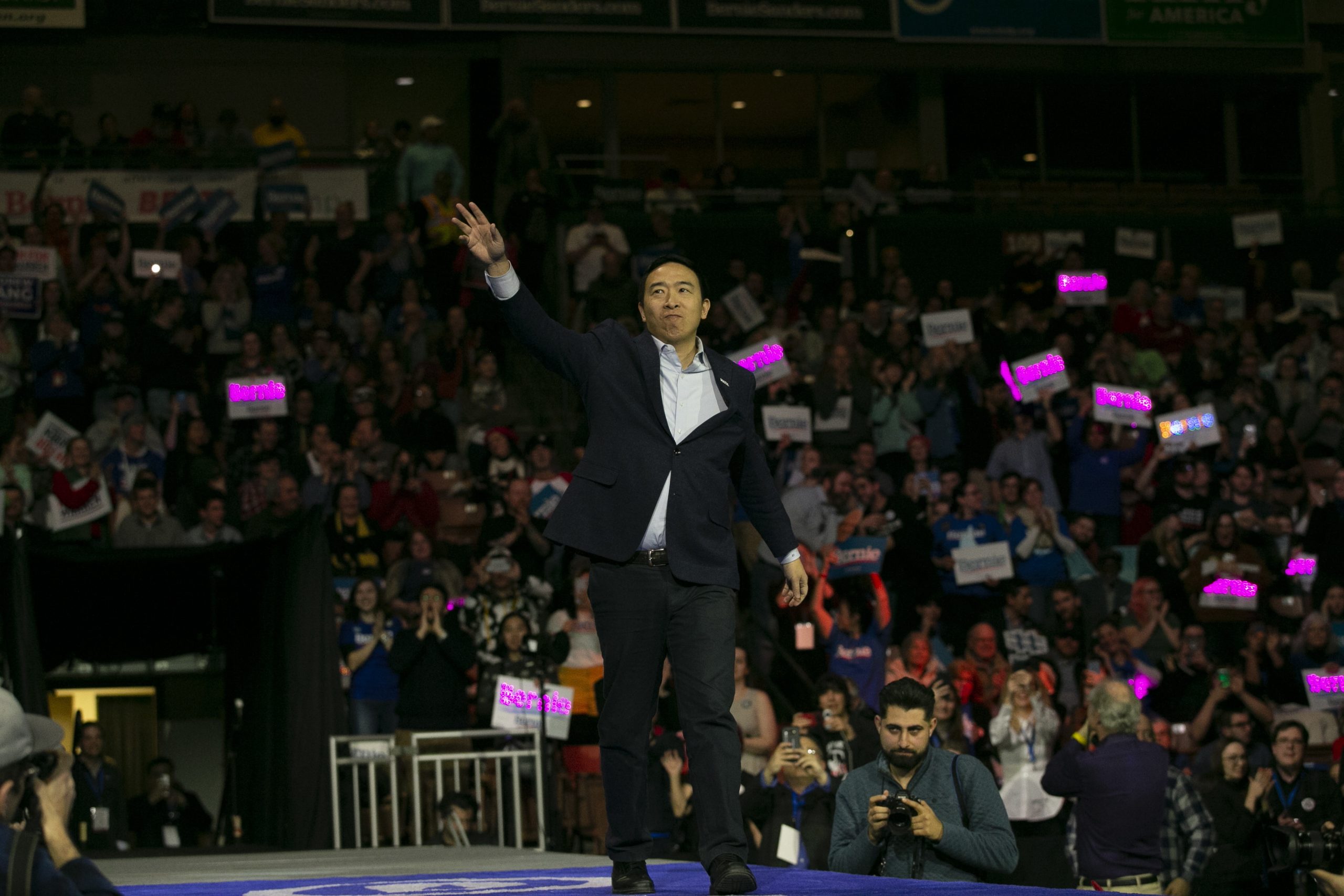 Democrata Andrew Yang desiste da corrida à Casa Branca