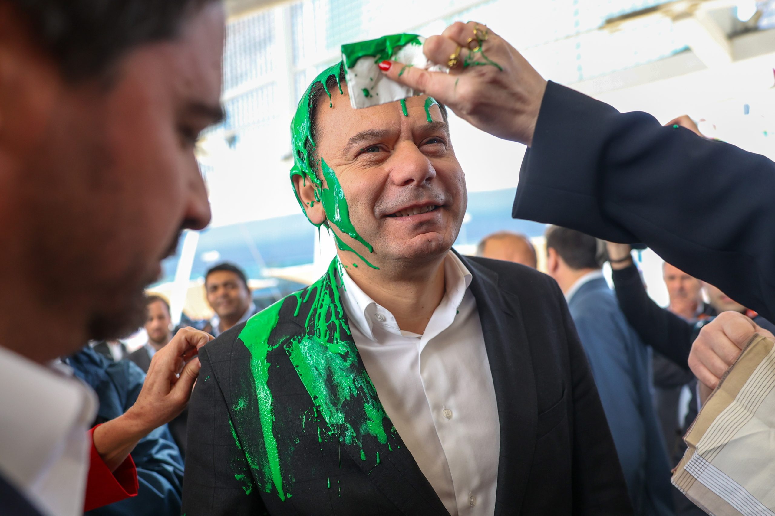 Ativista que atingiu Luís Montenegro com tinta condenado a multa de 1600 euros