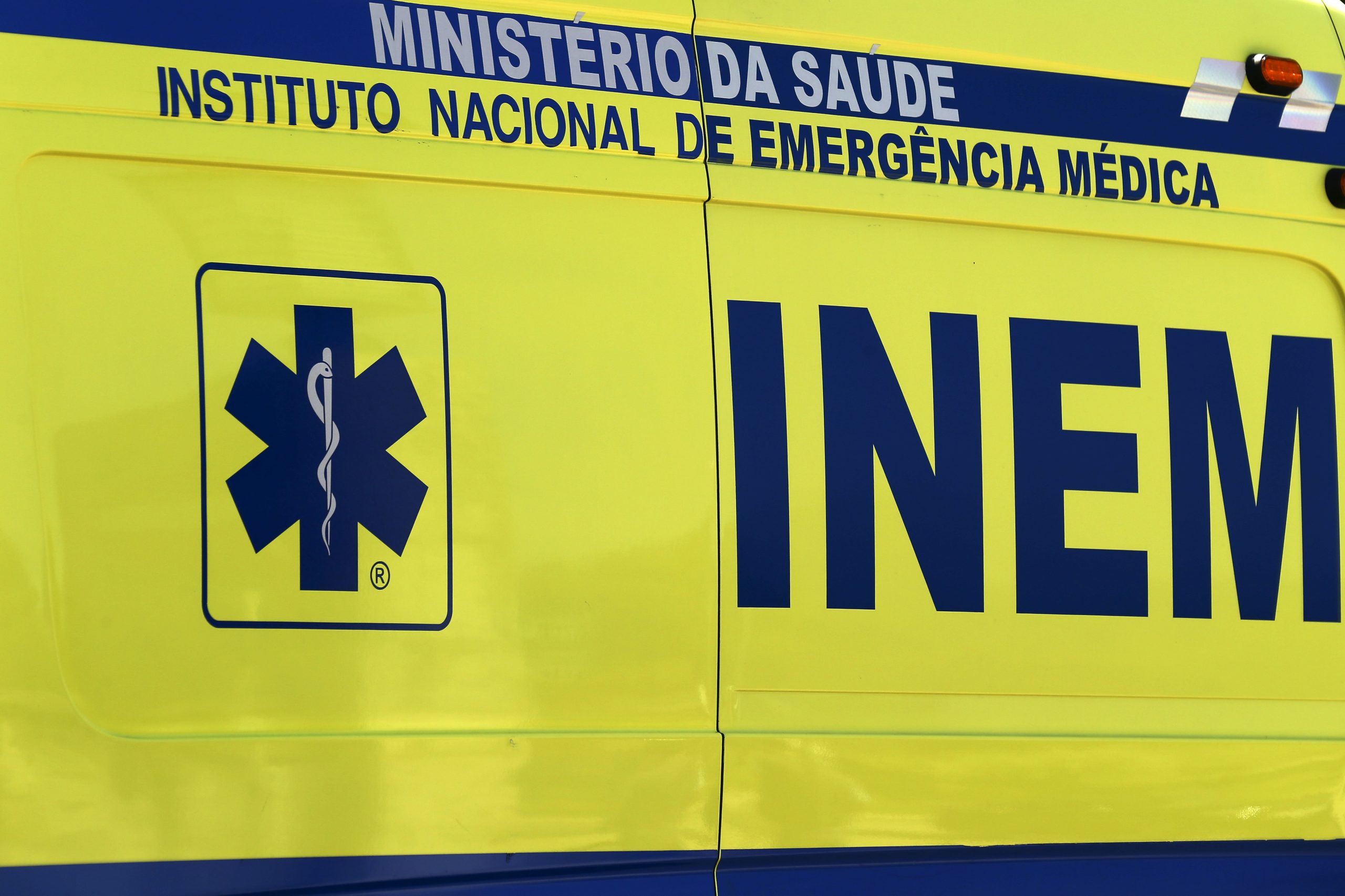 Dois mortos e dois feridos em despiste contra rotunda do aeroporto de Faro
