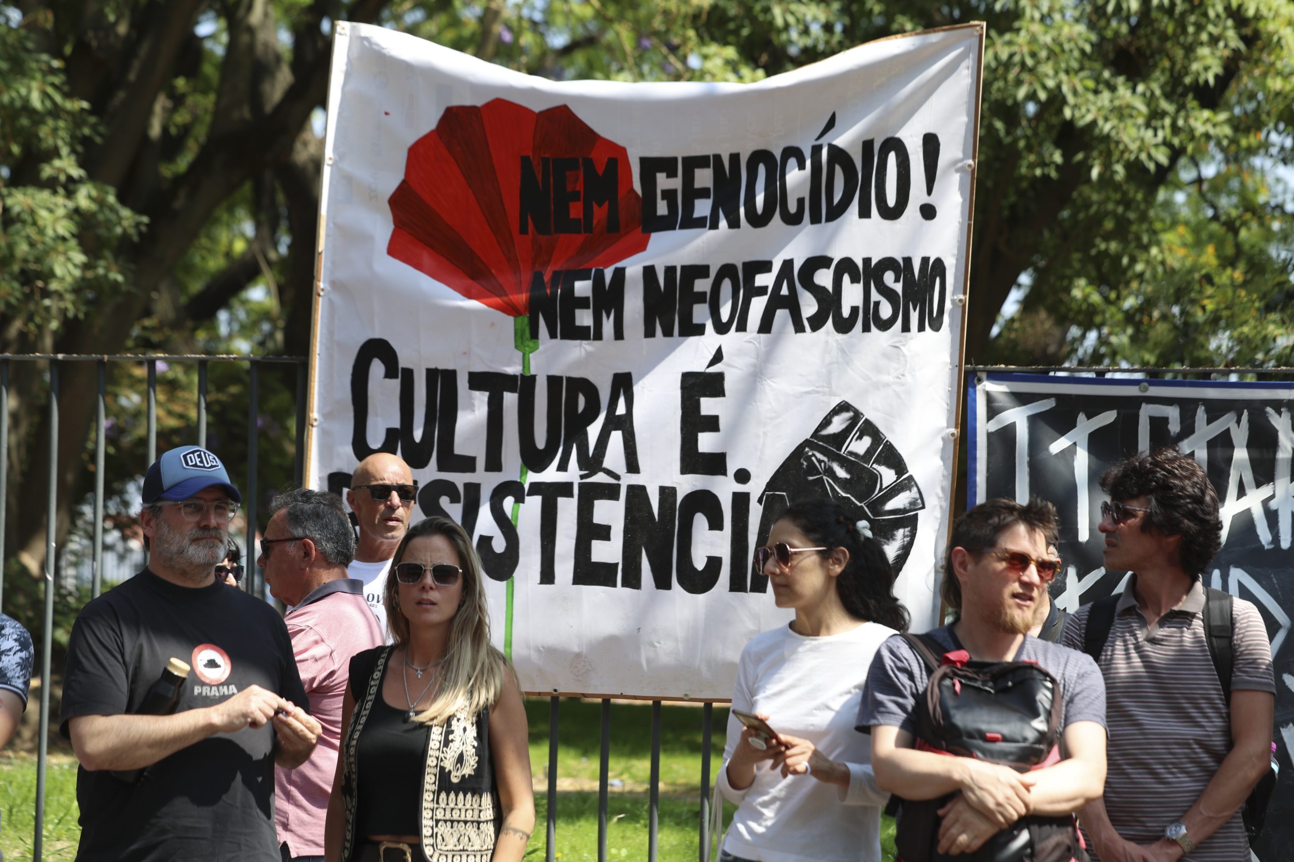 “Não queremos viver num país do medo”: centenas saem à rua contra o racismo e violência após agressão a ator