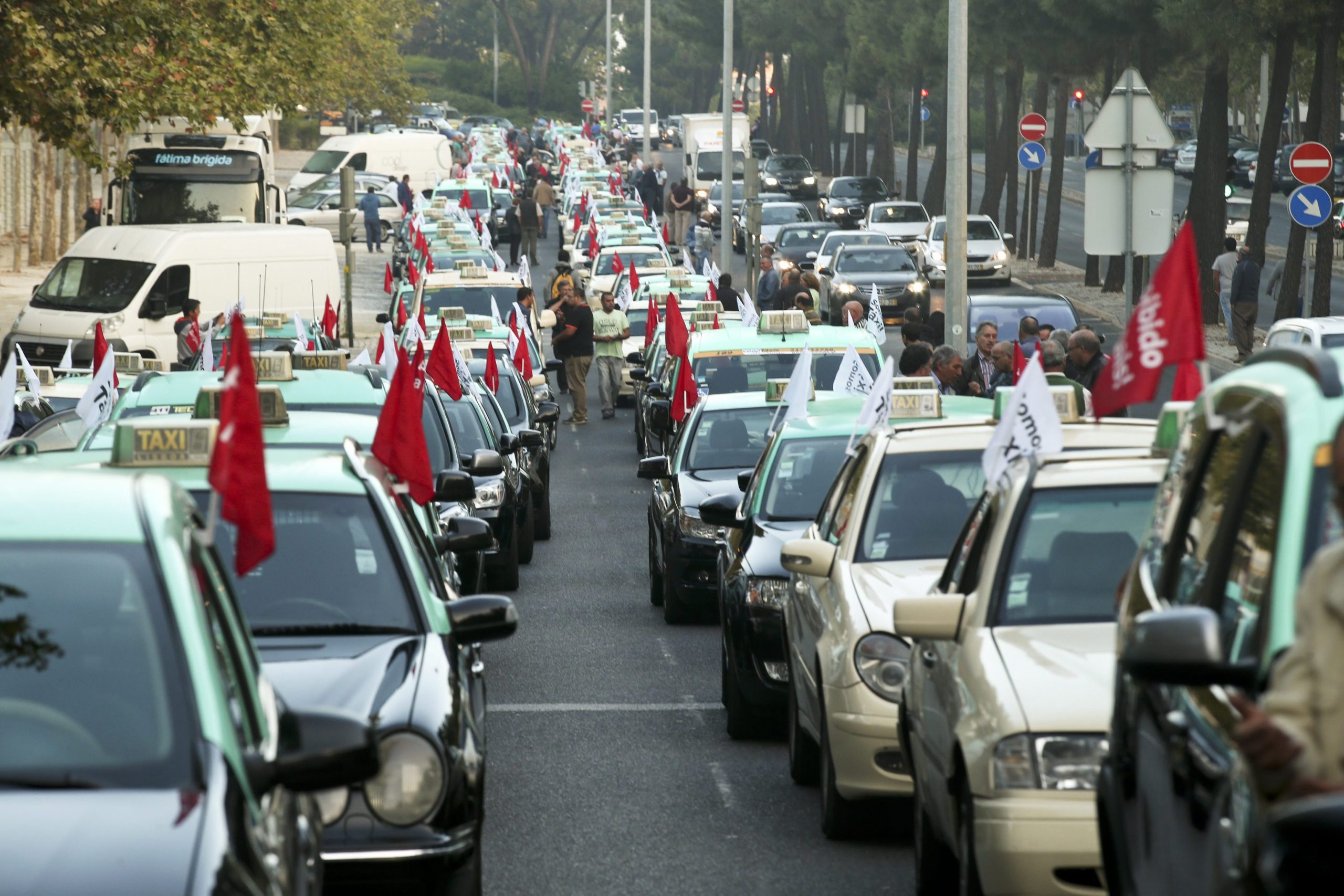 Táxis: Reunião entre taxistas e ministro do Ambiente já terminou
