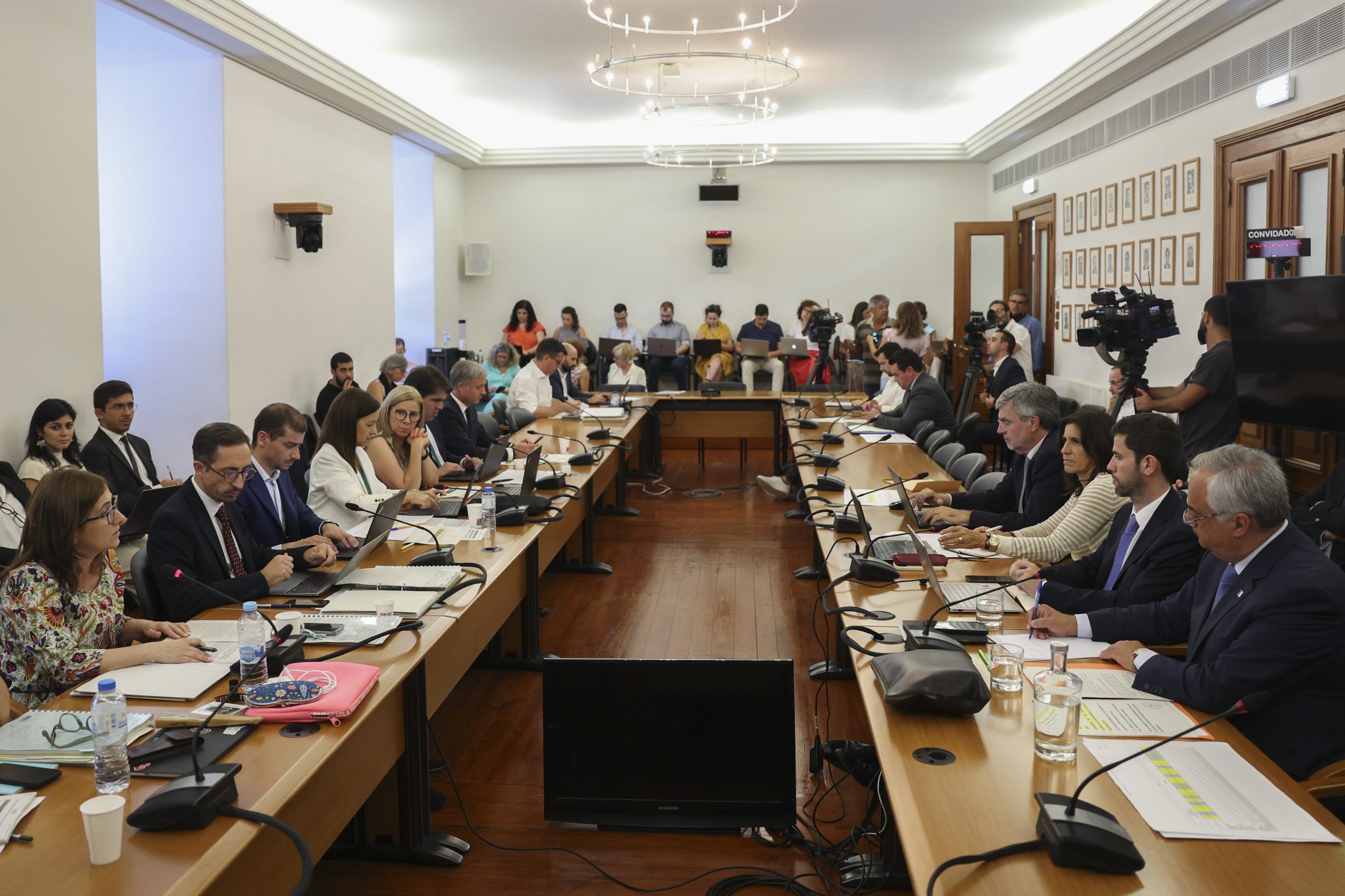 Caso Gémeas: plenário aprova suspensão dos trabalhos da comissão durante discussão orçamental